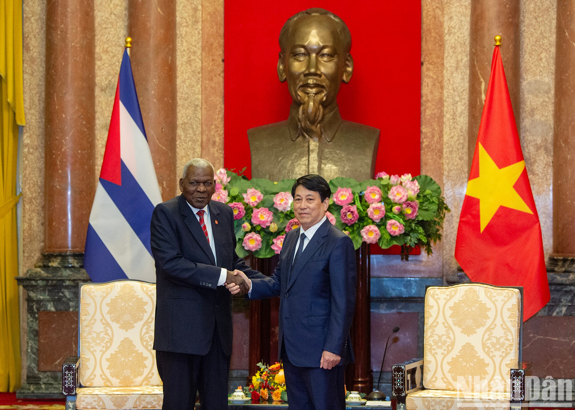 El presidente vietnamita, Luong Cuong, y el titular de la Asamblea Nacional de Cuba, Esteban Lazo Hernández.
