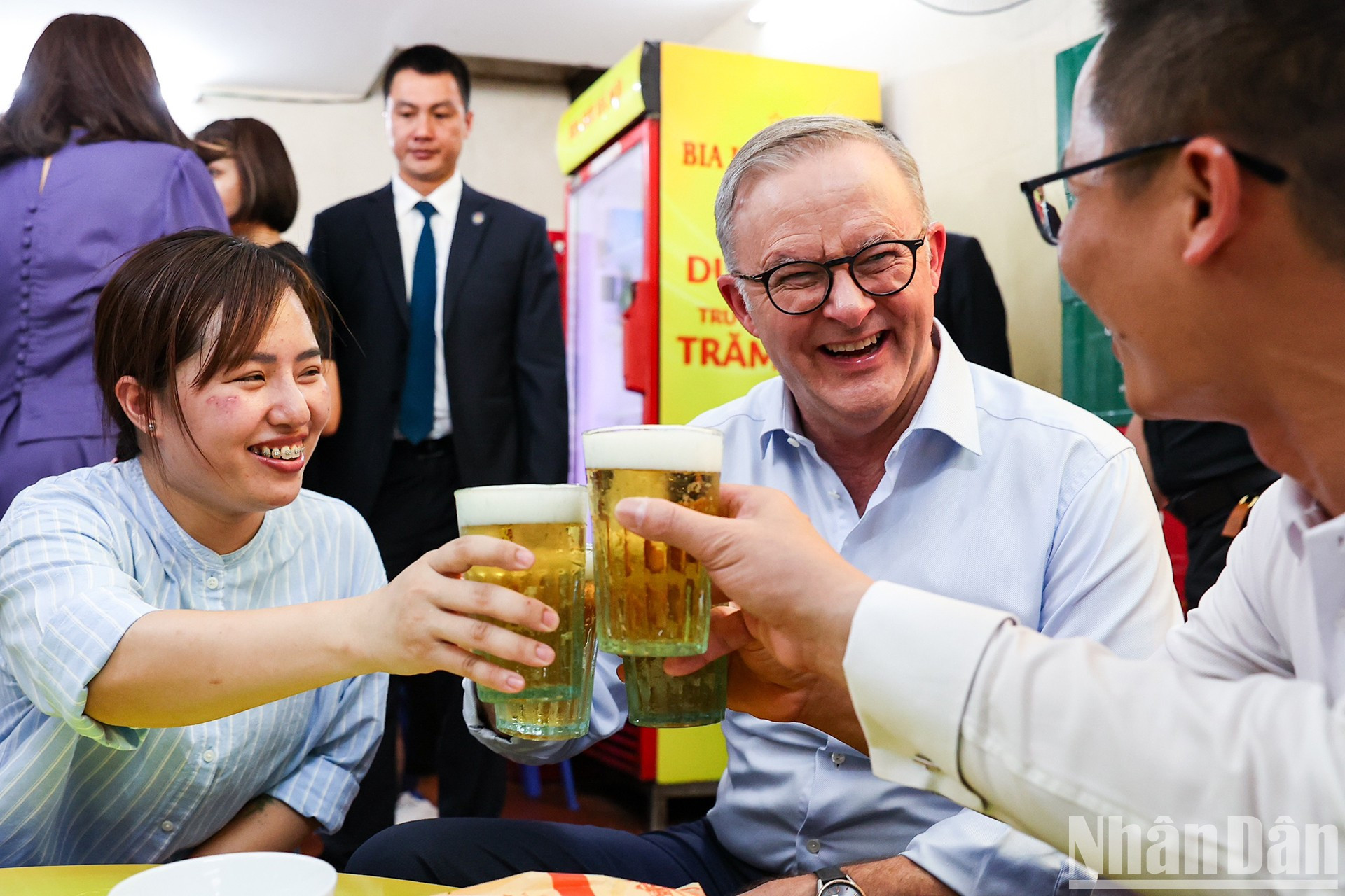 Encantado por el bullicioso ambiente de la cervecería, el Primer Ministro australiano se bebió tres vasos de cerveza y no escatimó elogios para la comida vietnamita. Encantado por el bullicioso ambiente de la cervecería, el Primer Ministro australiano se bebió tres vasos de cerveza y no escatimó elogios para la comida vietnamita.