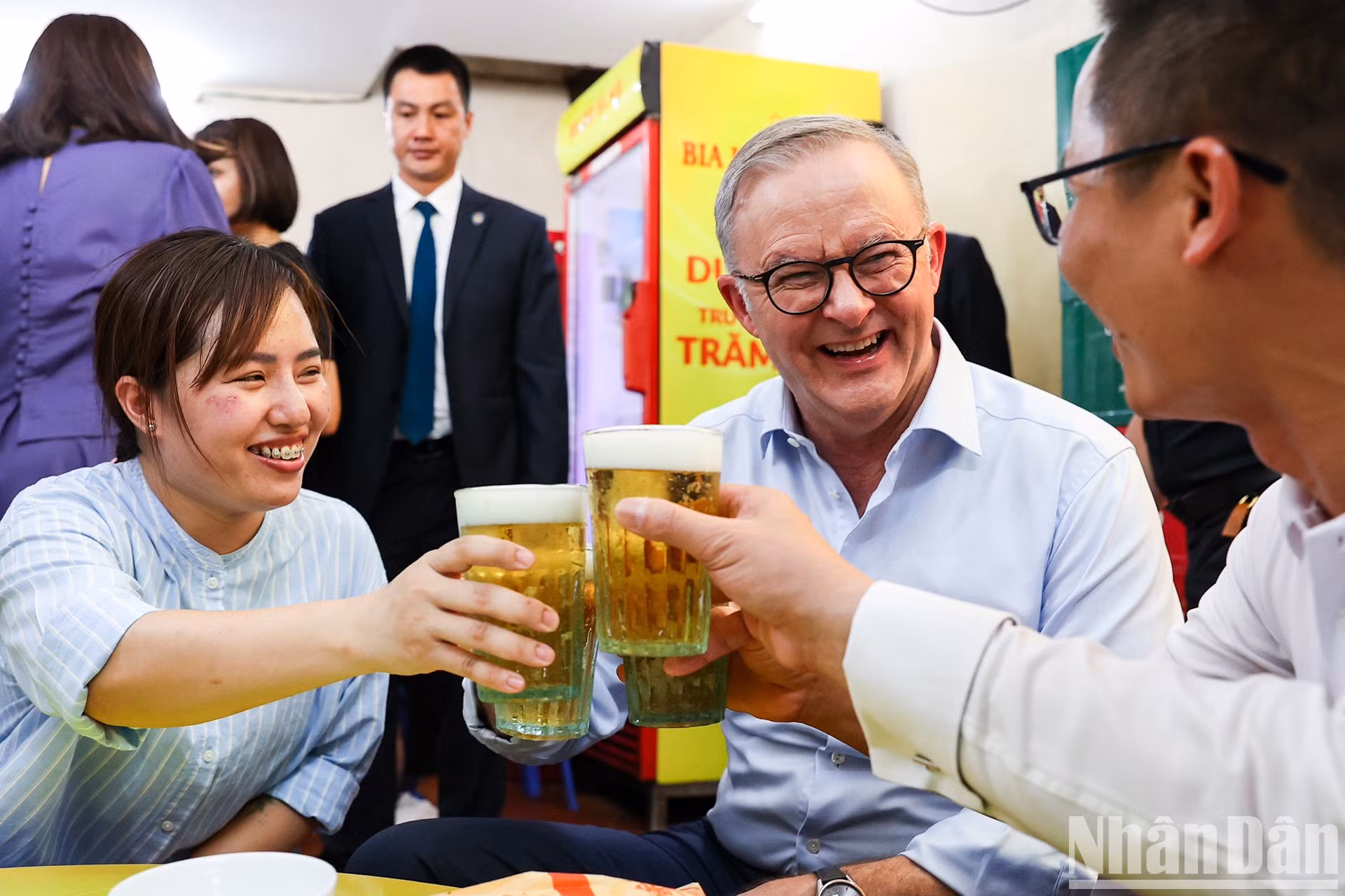 Encantado por el bullicioso ambiente de la cervecería, el Primer Ministro australiano se bebió tres vasos de cerveza y no escatimó elogios para la comida vietnamita.