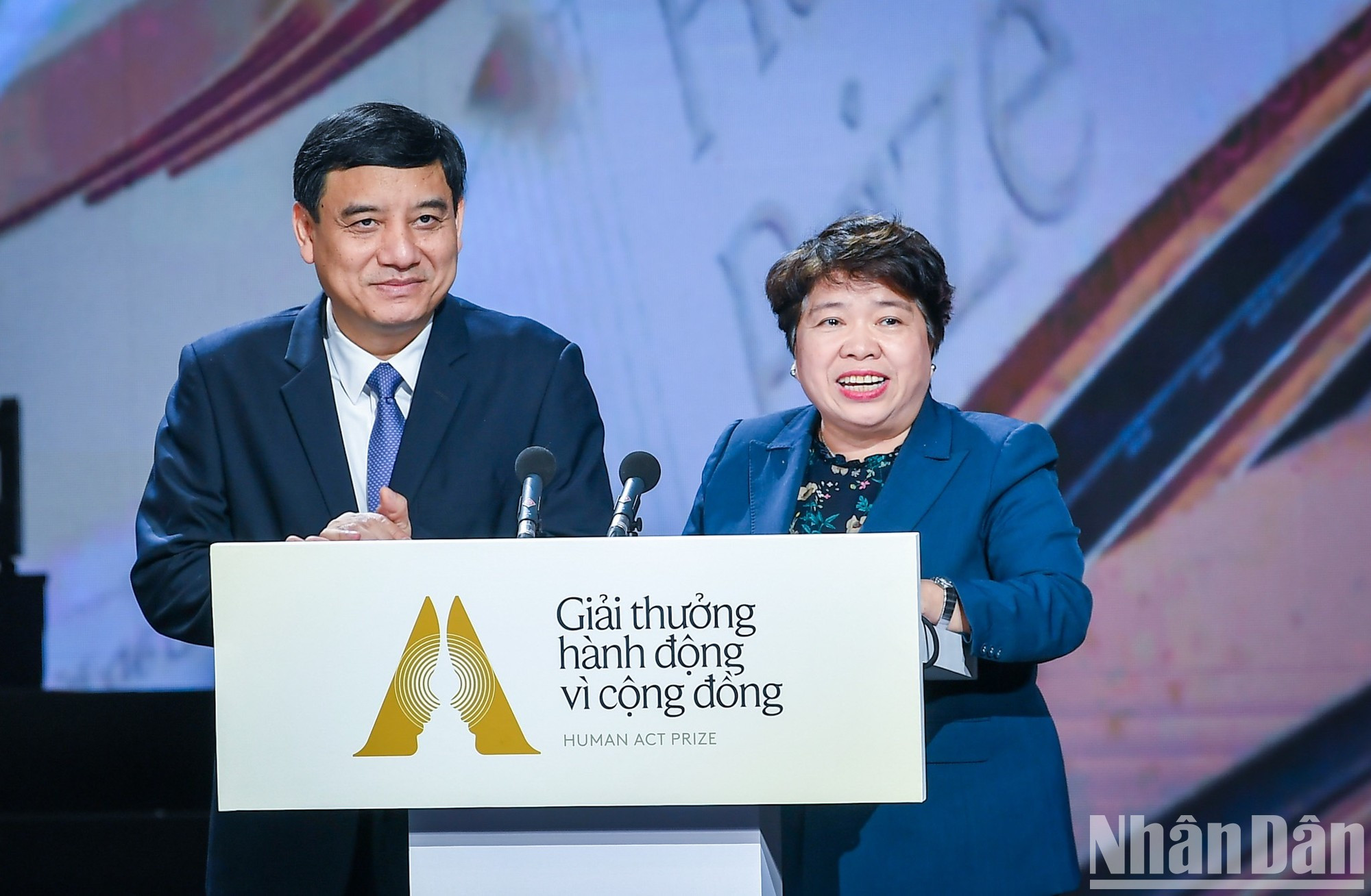 Los diputados de la Asamblea Nacional Nguyen Dac Vinh y Nguyen Thuy Anh anuncian las iniciativas ganadoras de la categoría de Proyecto Sostenible. Los diputados de la Asamblea Nacional Nguyen Dac Vinh y Nguyen Thuy Anh anuncian las iniciativas ganadoras de la categoría de Proyecto Sostenible.