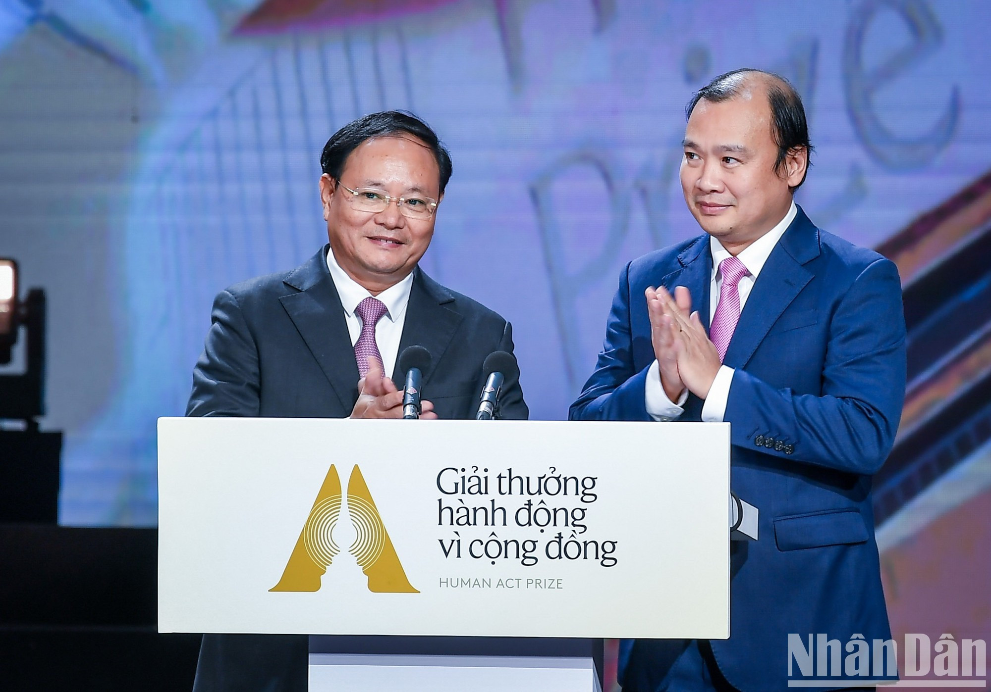 Le Hai Binh, editor jefe de la Revista Comunista y Le Minh Ngan, viceministro de Recursos Naturales y Medio Ambiente, anuncian los proyectos premiados de la categoría del Proyecto Persistencia. Le Hai Binh, editor jefe de la Revista Comunista y Le Minh Ngan, viceministro de Recursos Naturales y Medio Ambiente, anuncian los proyectos premiados de la categoría del Proyecto Persistencia.