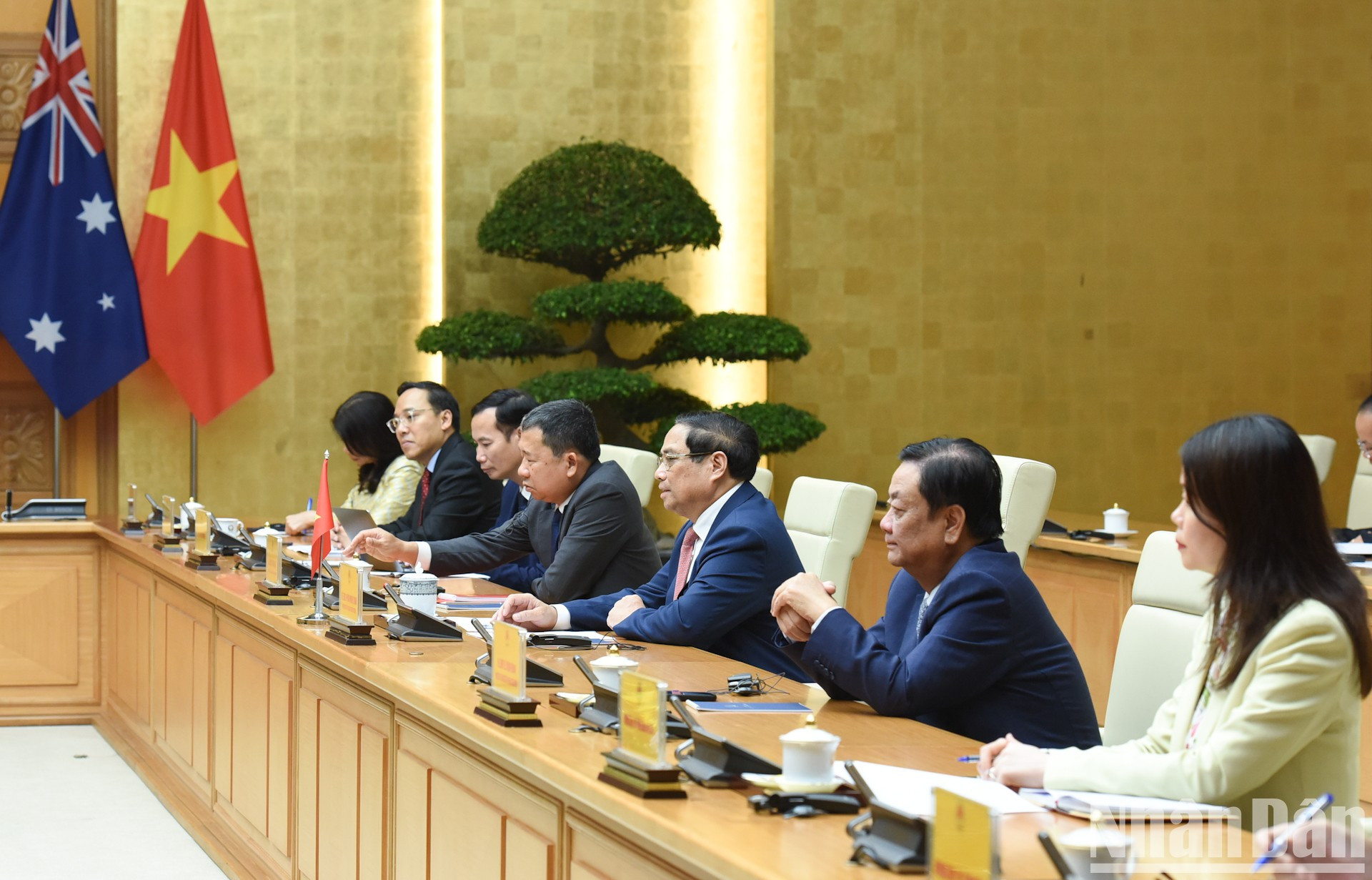 Minh Chinh y miembros del Gobierno vietnamita en la reunión.