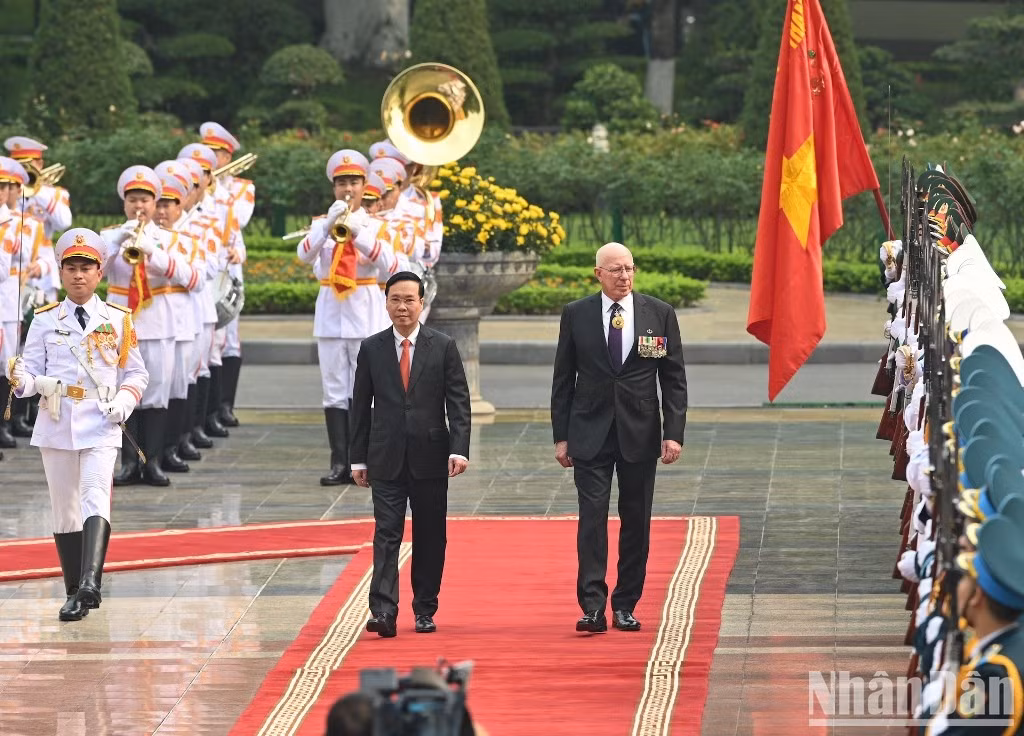 Los dos mandatarios inspeccionan la guardia de honor del Ejército Popular de Vietnam.