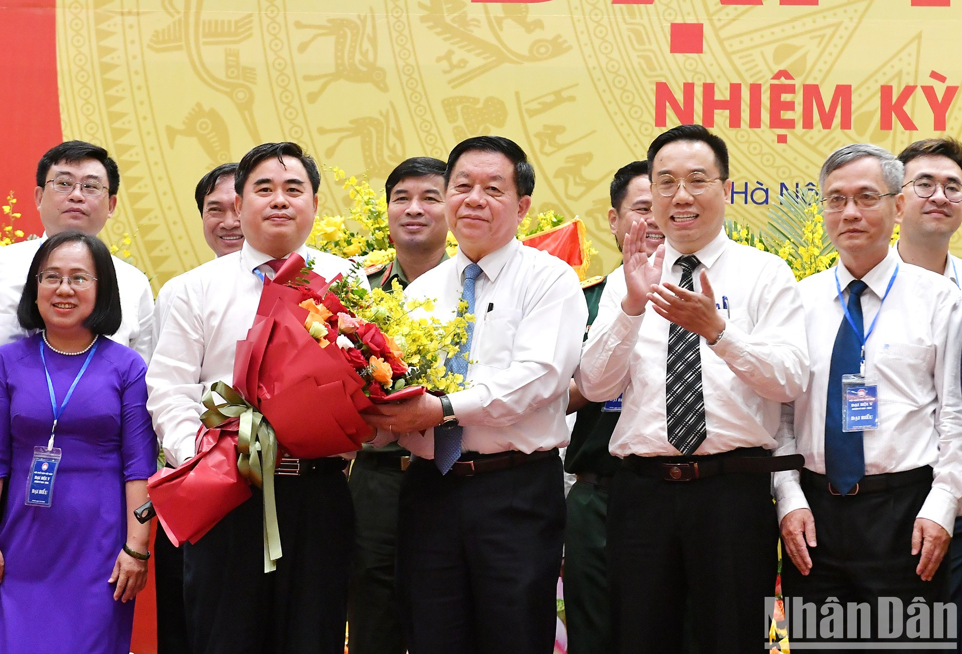 Trong Nghia entregó flores para felicitar a la Junta Ejecutiva de la Asociación de Editoriales de Vietnam, en el período 2023-2028. Trong Nghia entregó flores para felicitar a la Junta Ejecutiva de la Asociación de Editoriales de Vietnam, en el período 2023-2028.