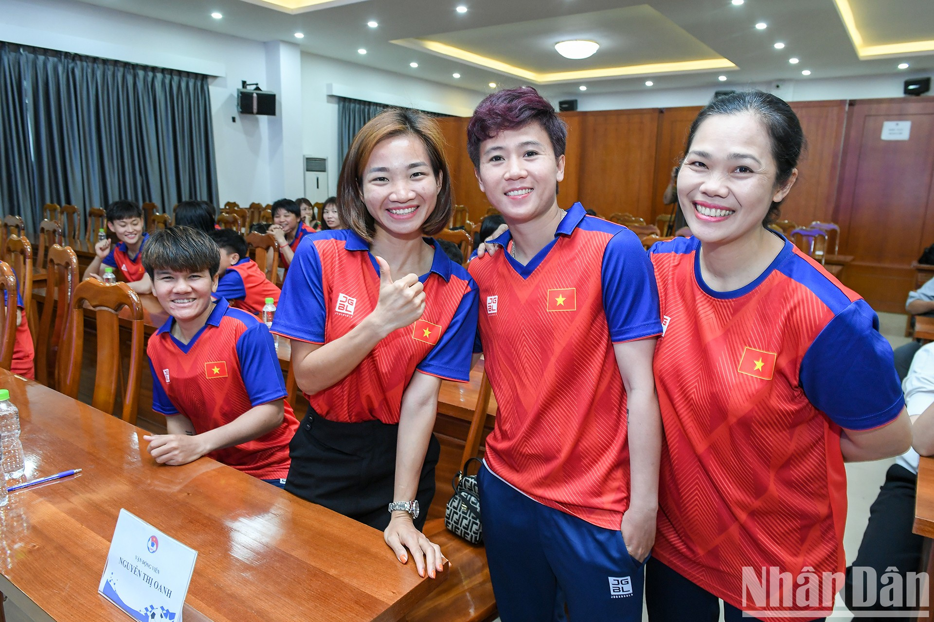 Nguyen Thi Oanh y sus compañeras. Nguyen Thi Oanh y sus compañeras.