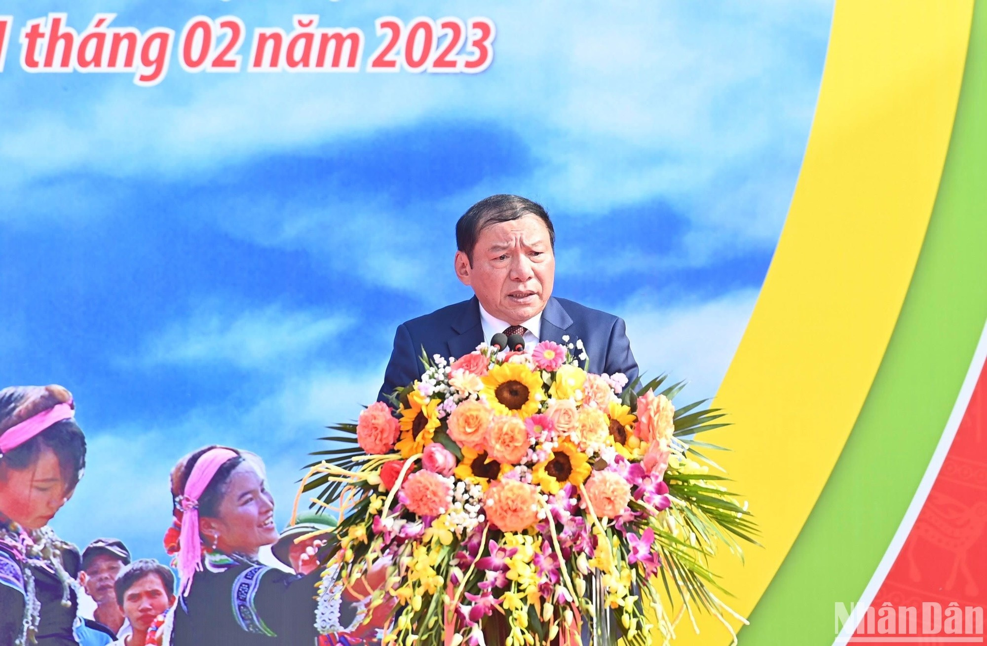 El ministro de Cultura, Deportes y Turismo, Nguyen Van Hung, habla en el festival.