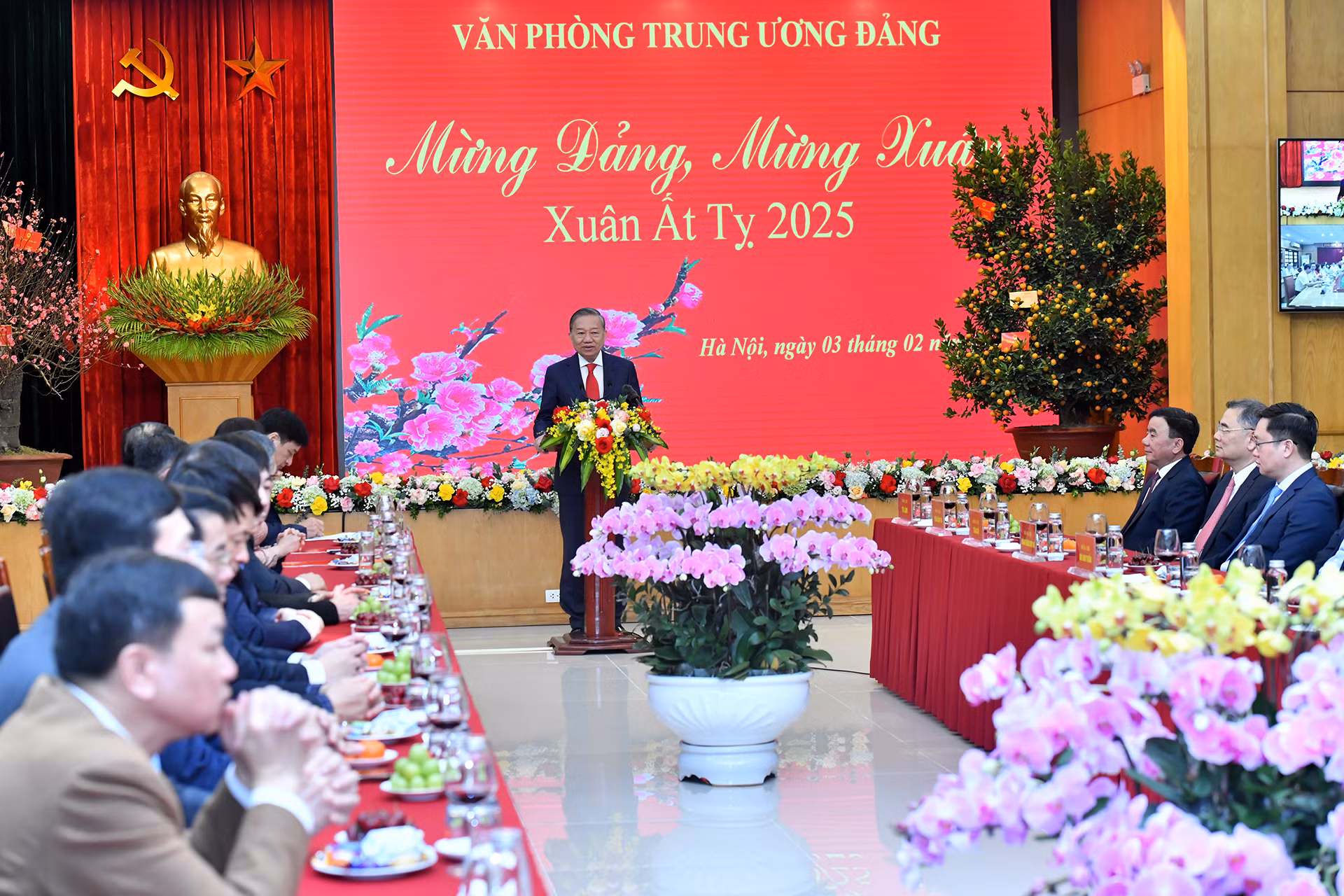 [Foto] Líder partidista de Vietnam se reúne con funcionarios de Oficina del Comité Central del PCV 