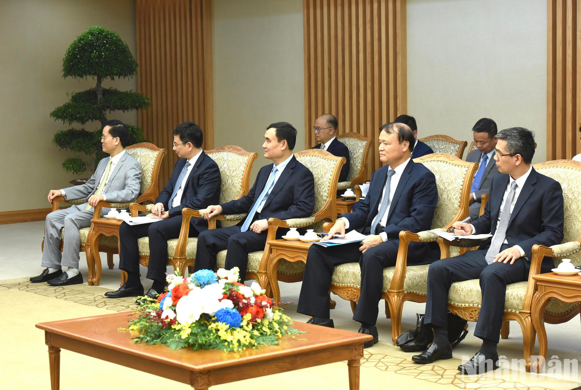 Dirigentes vietnamitas de ministerios y sectores en la reunión. Dirigentes vietnamitas de ministerios y sectores en la reunión.