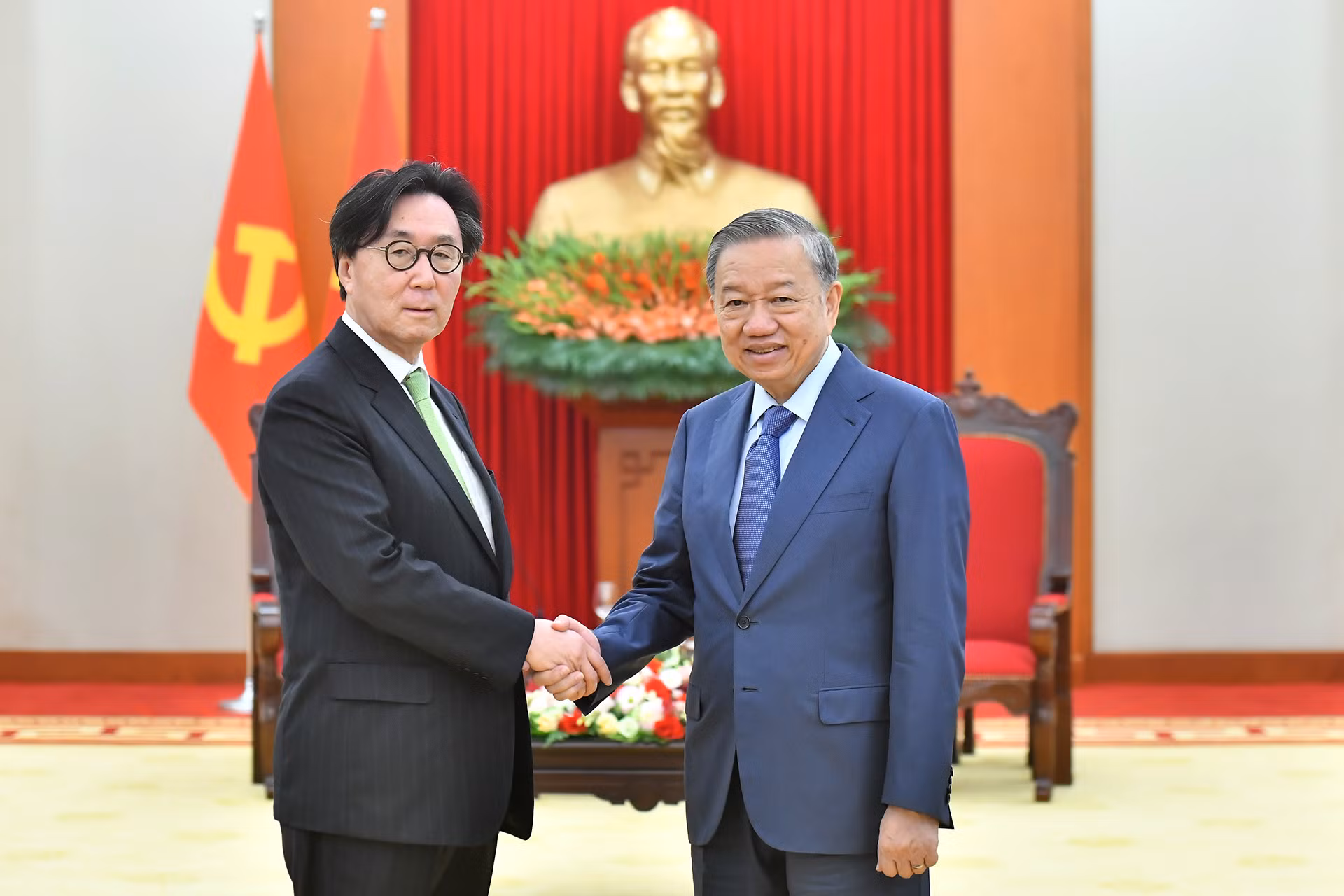 [Foto] Máximo dirigente vietnamita recibe a asesor especial para Asuntos Exteriores y Seguridad y enviado especial del presidente de Corea del Sur
