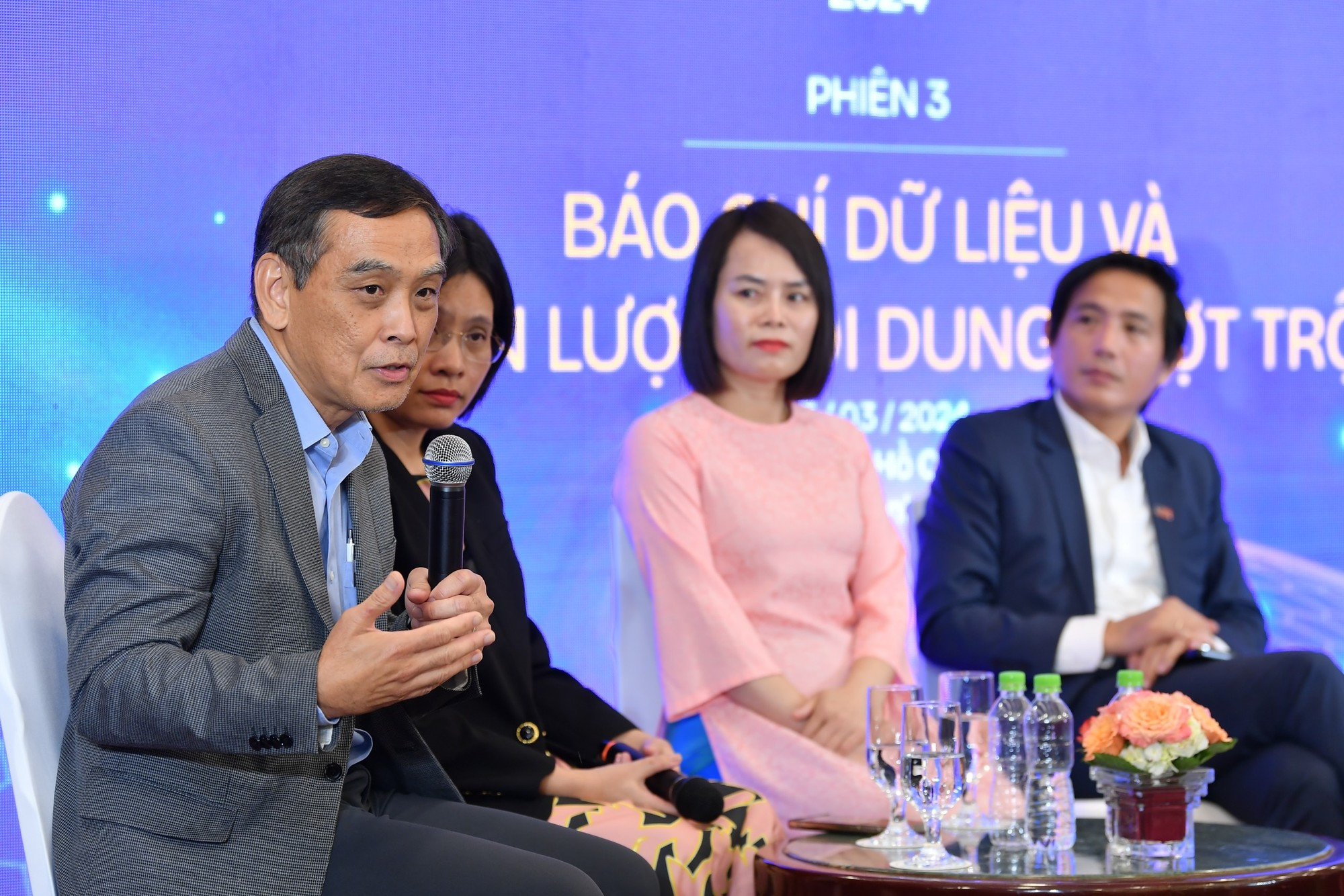 Kah Whye Lee, director regional de Asia de la Asociación Mundial de Periódicos y Editores de Noticias, interviene en la sesión de preguntas y respuestas. Kah Whye Lee, director regional de Asia de la Asociación Mundial de Periódicos y Editores de Noticias, interviene en la sesión de preguntas y respuestas.