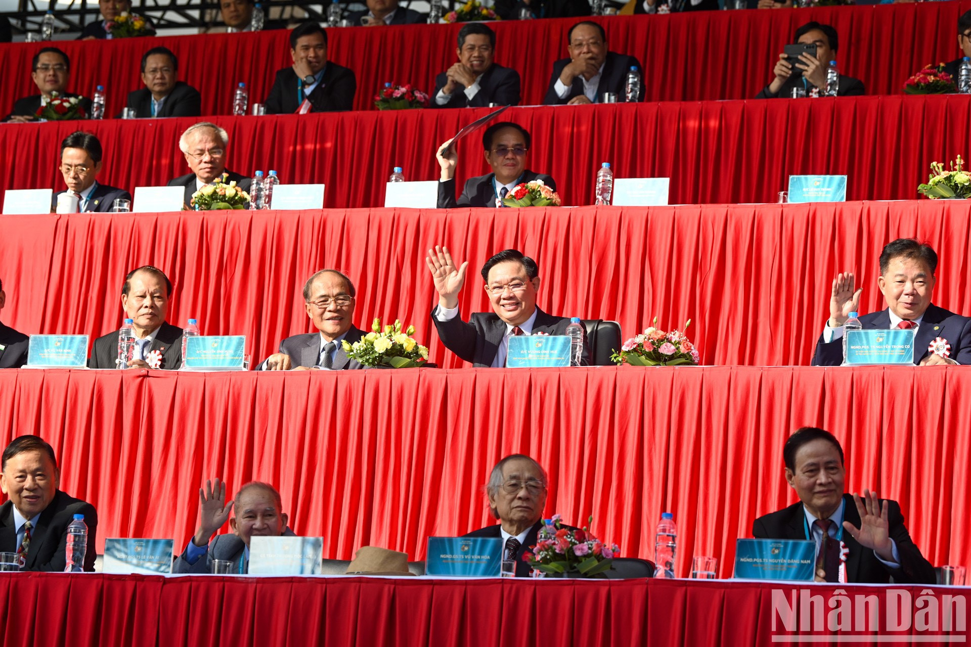 Dinh Hue y los delegados. Dinh Hue y los delegados.