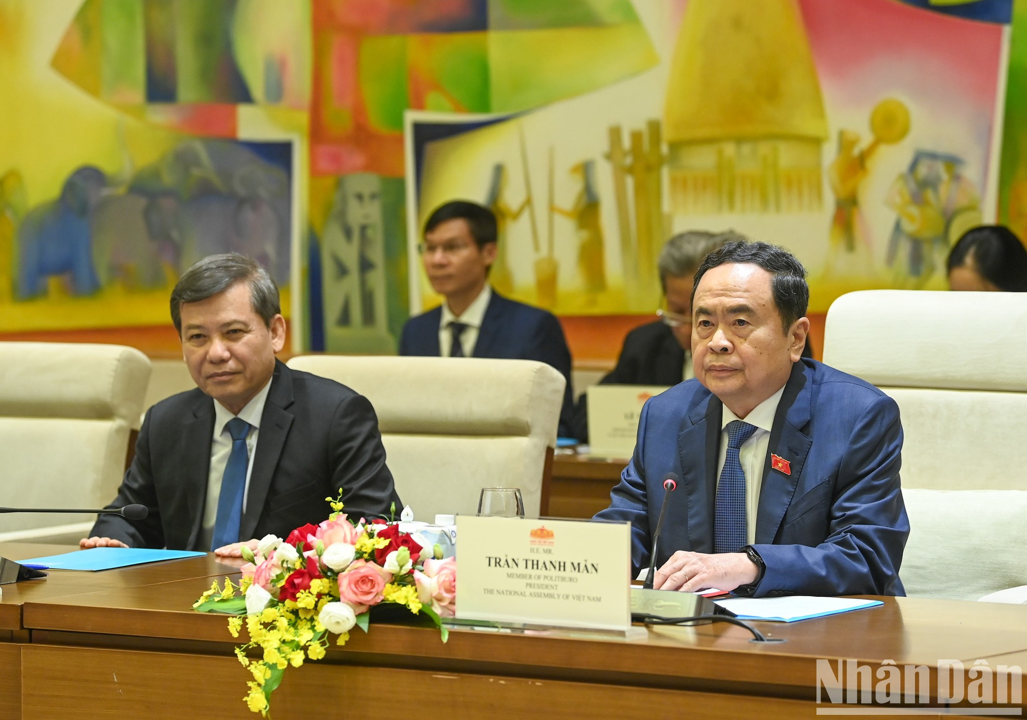 El titular de la Asamblea Nacional vietnamita, Tran Thanh Man, habla en la reunión.