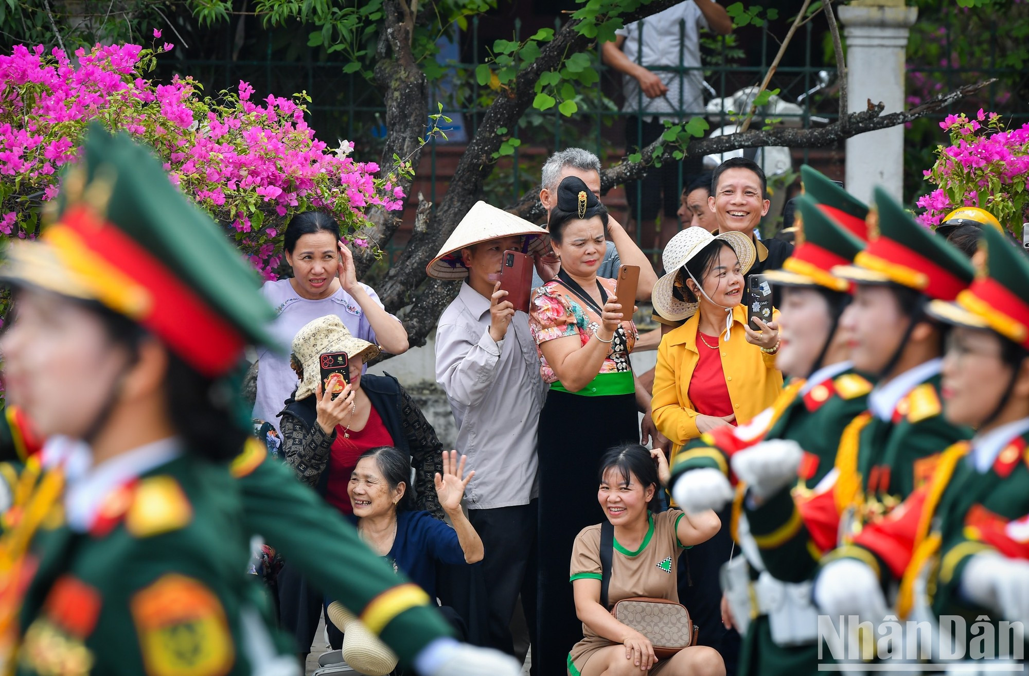 La población local y los turistas presentes en las calles desde la madrugada de mañana para vitorear el desfile.