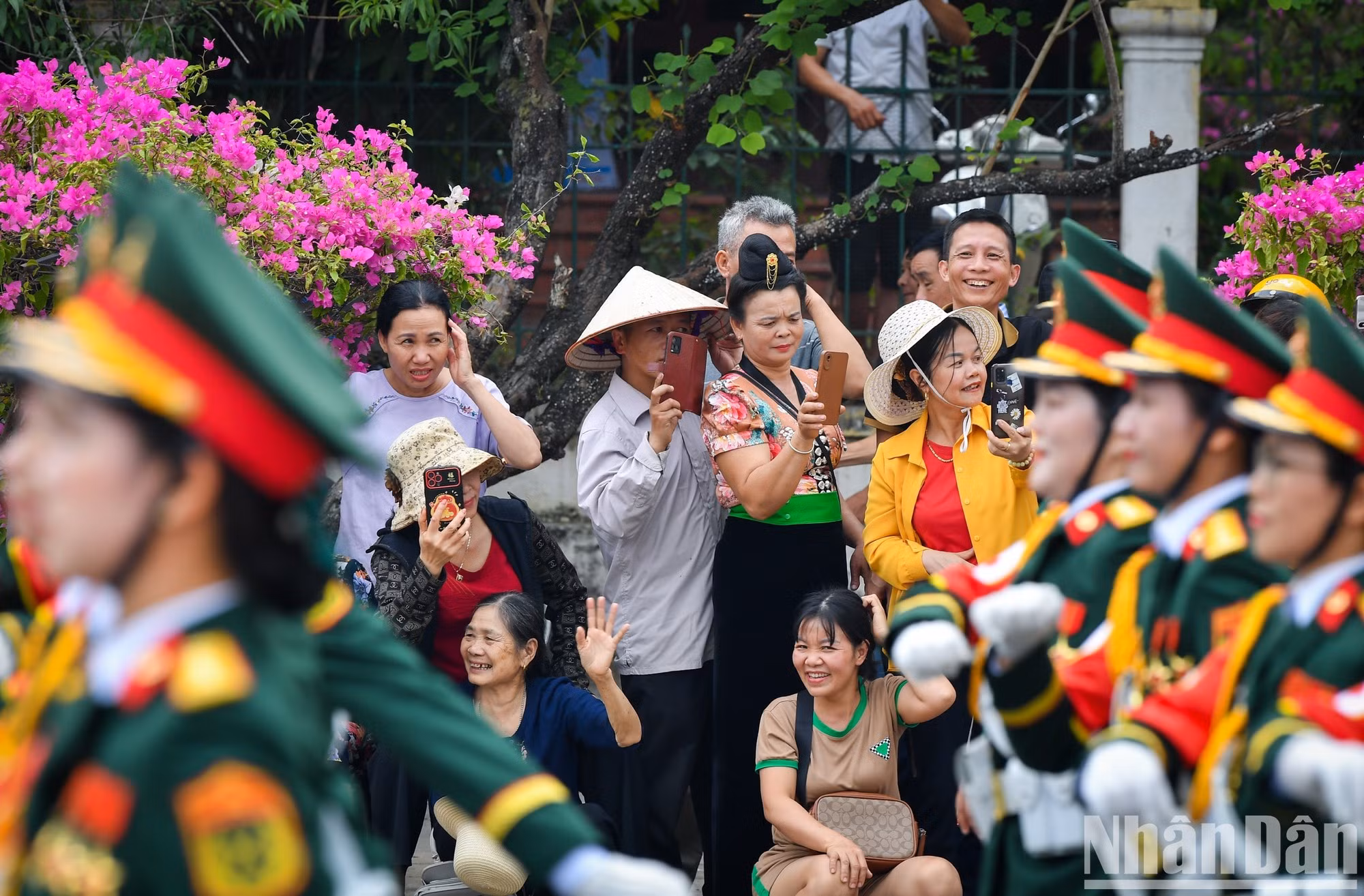 La población local y los turistas presentes en las calles desde la madrugada de mañana para vitorear el desfile.