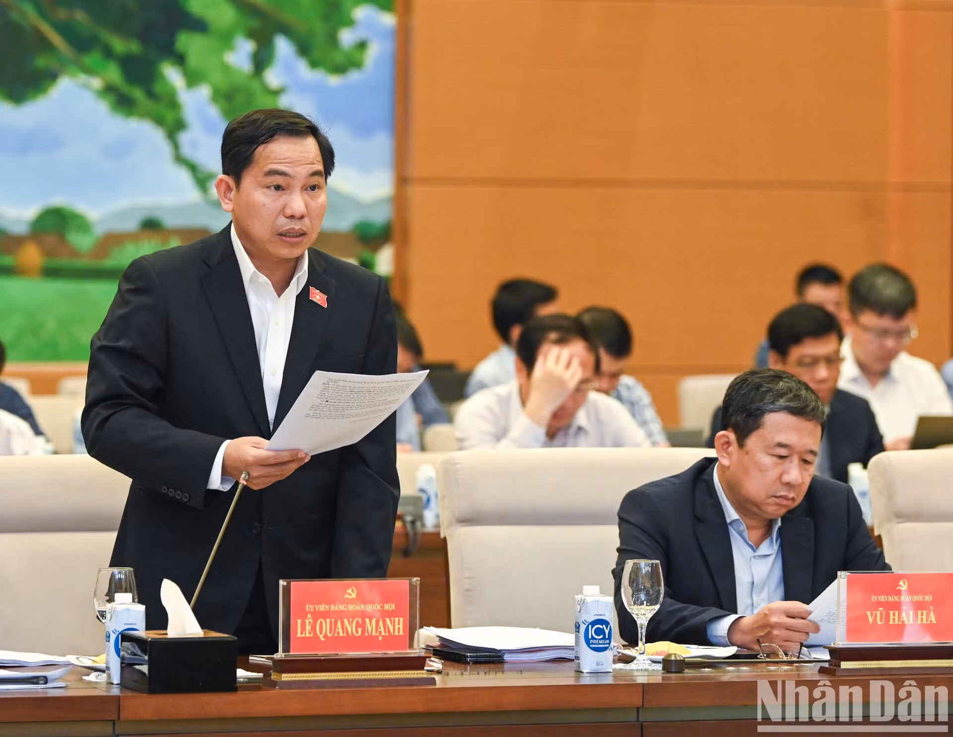 El jefe de la Comisión de Finanzas y Presupuesto del Parlamento, Le Quang Manh, presenta el informe de verificación.