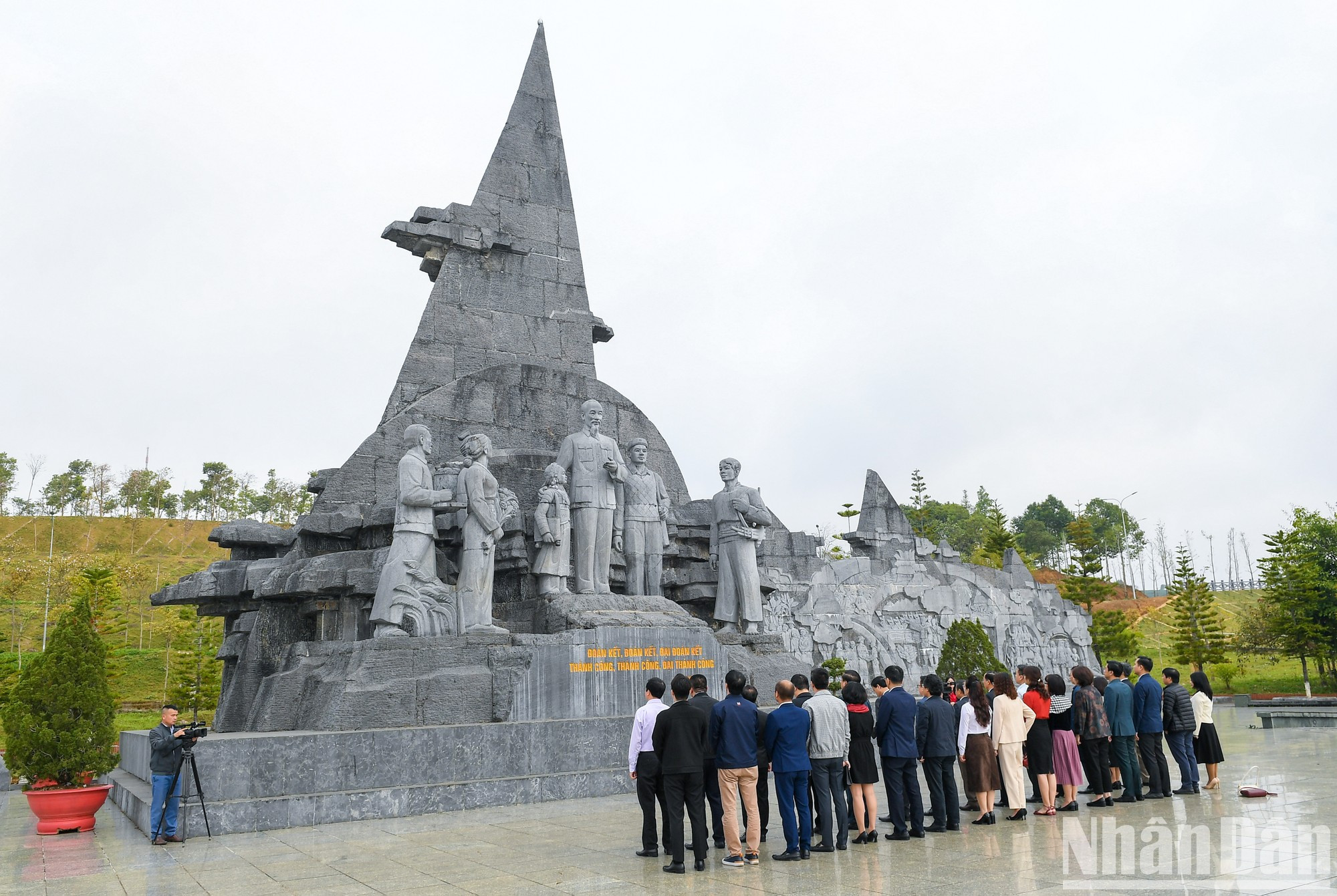 En la mañana del mismo día, la delegación de Nhan Dan ofrece flores ante el Monumento al Presidente Ho Chi Minh y los grupos étnicos de Lai Chau.