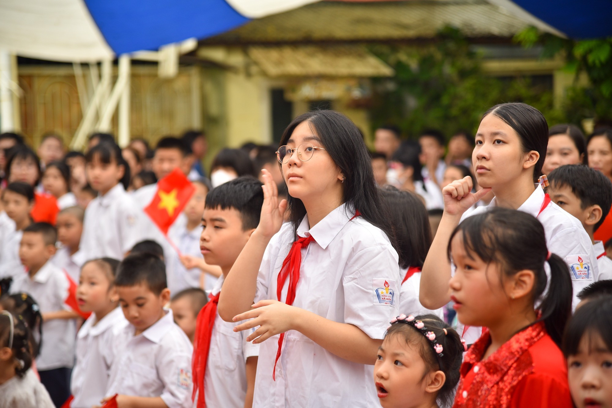 Los alumnos cantan el Himno Nacional. Los alumnos cantan el Himno Nacional.