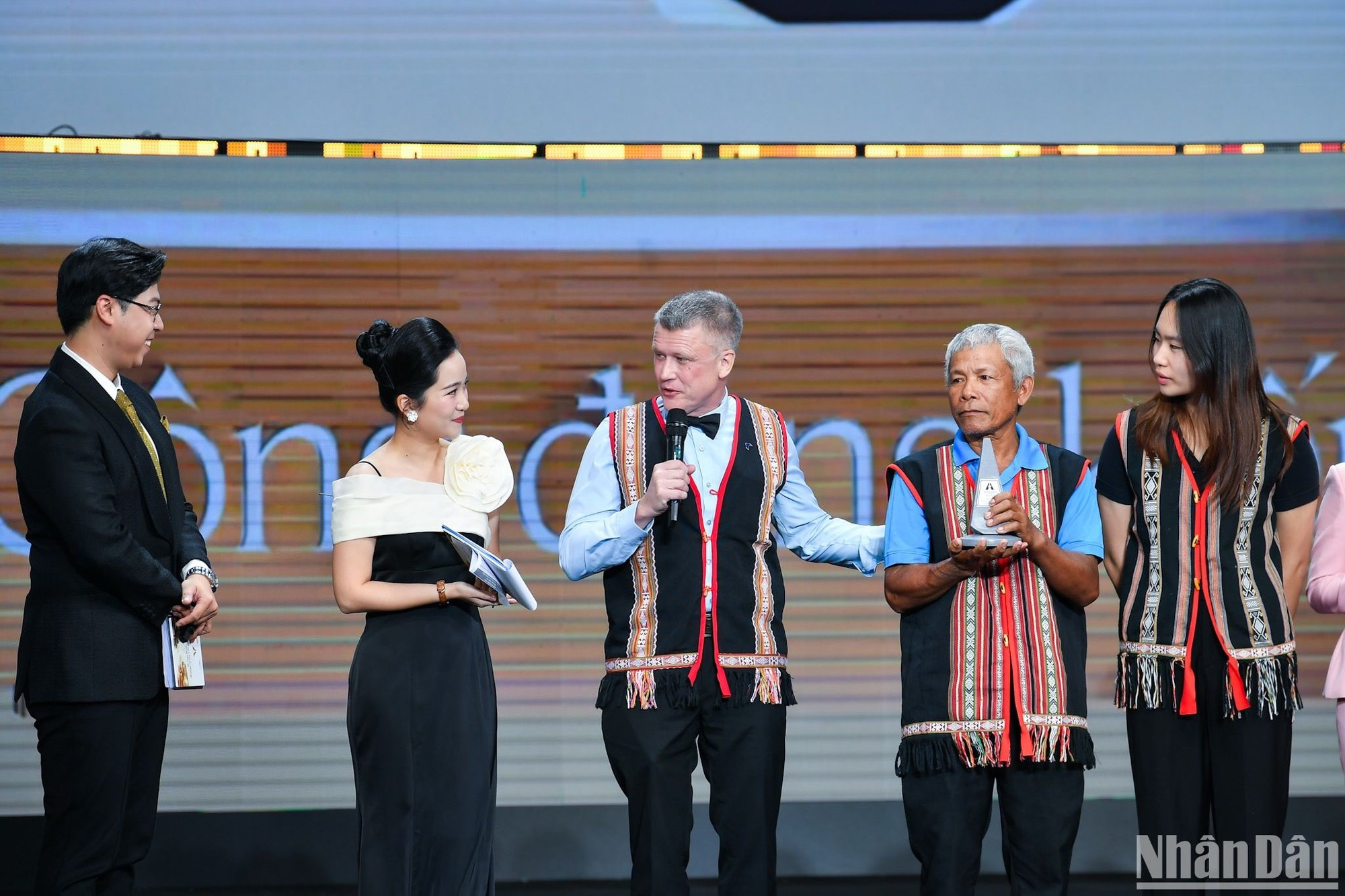 Representantes del Proyecto de Preservación de la Lengua y la Cultura de la etnia Bahnar intervienen en la ceremonia de entrega del Premio. Representantes del Proyecto de Preservación de la Lengua y la Cultura de la etnia Bahnar intervienen en la ceremonia de entrega del Premio.