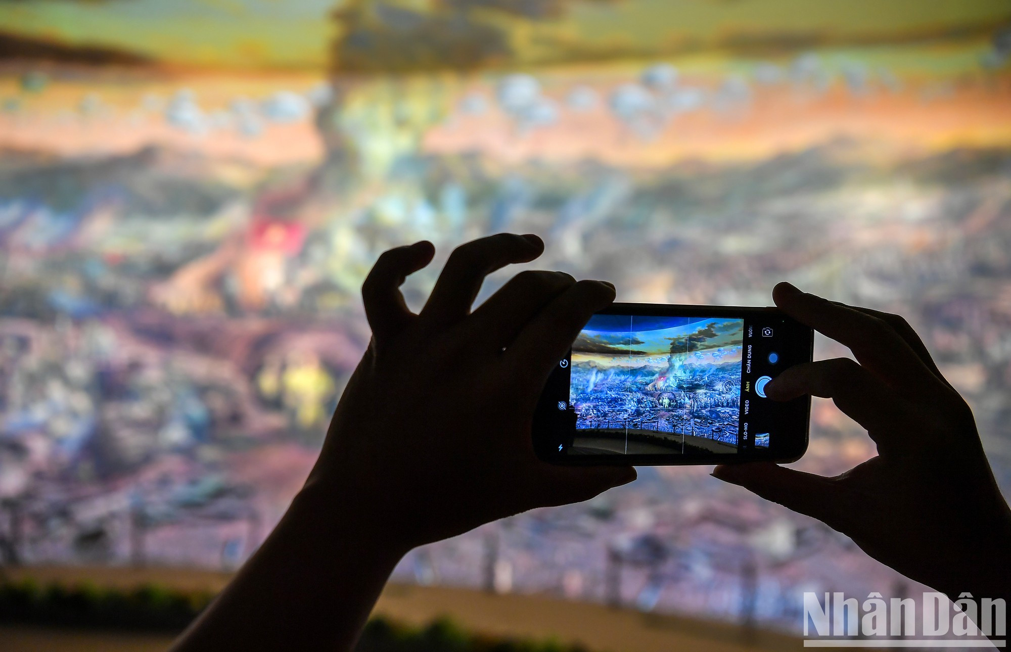 Un turista de Hai Phong comentó que, al contemplar el cuadro, le parecía estar viviendo el ambiente heroico de la campaña de Dien Bien Phu. Podía percibir mejor tanto las victorias como las pérdidas y los sacrificios de los soldados para recuperar la independencia y la libertad del país. Un turista de Hai Phong comentó que, al contemplar el cuadro, le parecía estar viviendo el ambiente heroico de la campaña de Dien Bien Phu. Podía percibir mejor tanto las victorias como las pérdidas y los sacrificios de los soldados para recuperar la independencia y la libertad del país.