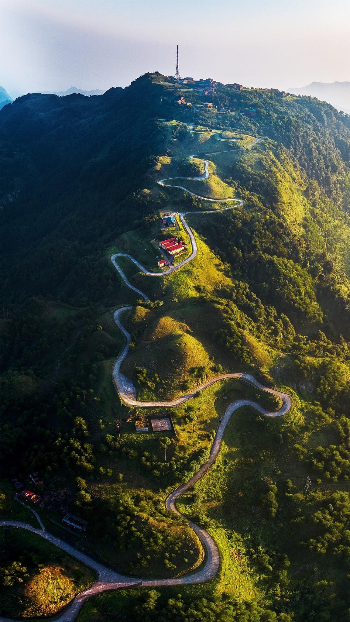 La zona turística nacional de Mau Son se extiende a lo largo de las comunas, incluidas Cong Son, Mau Son del distrito de Cao Loc y Mau Son del distrito de Loc Binh. Se le considera la "segunda Sapa" de Vietnam, con paisajes vírgenes y ecosistema diverso.