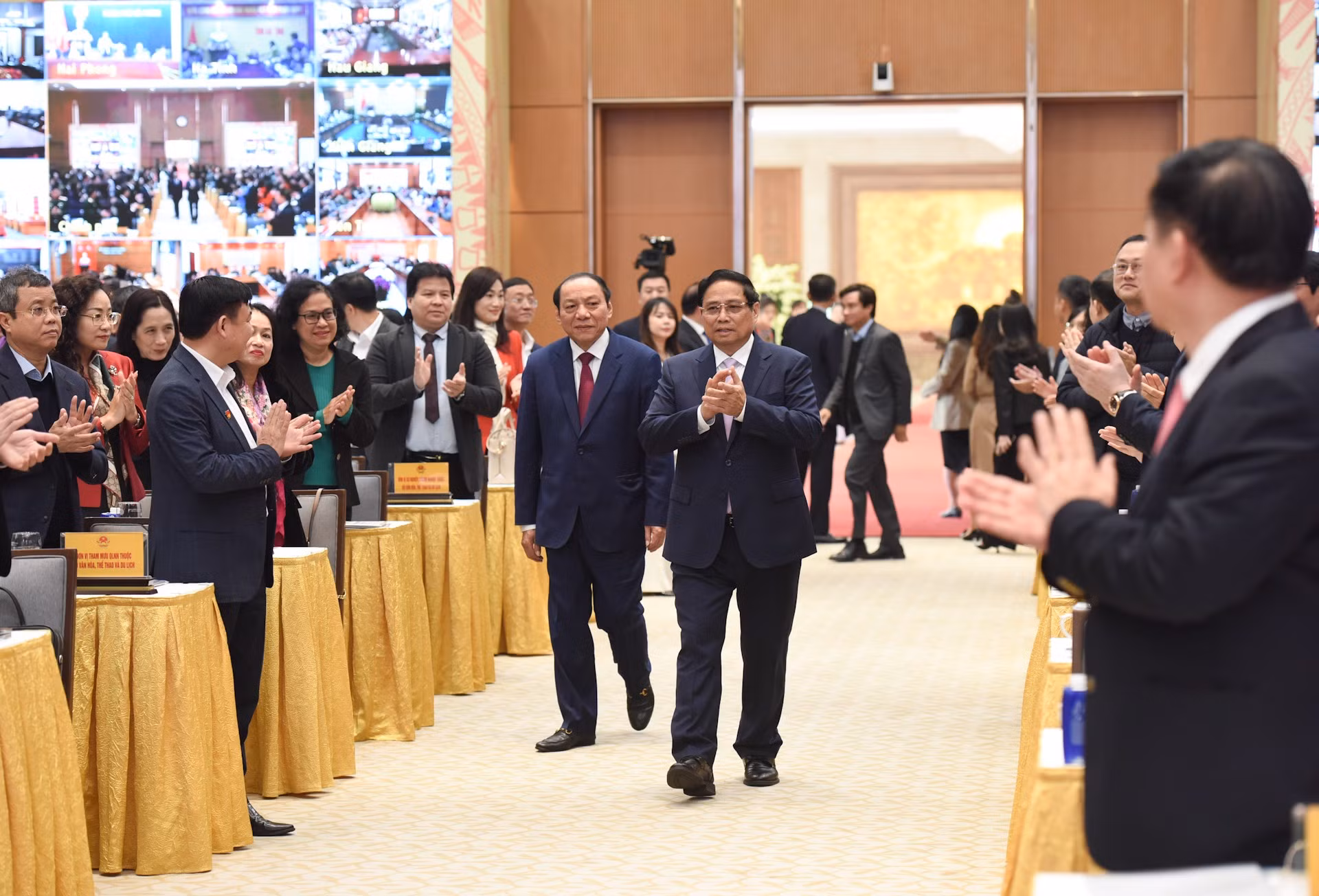 El premier vietnamita, Pham Minh Chinh, asiste y pronuncia un discurso.