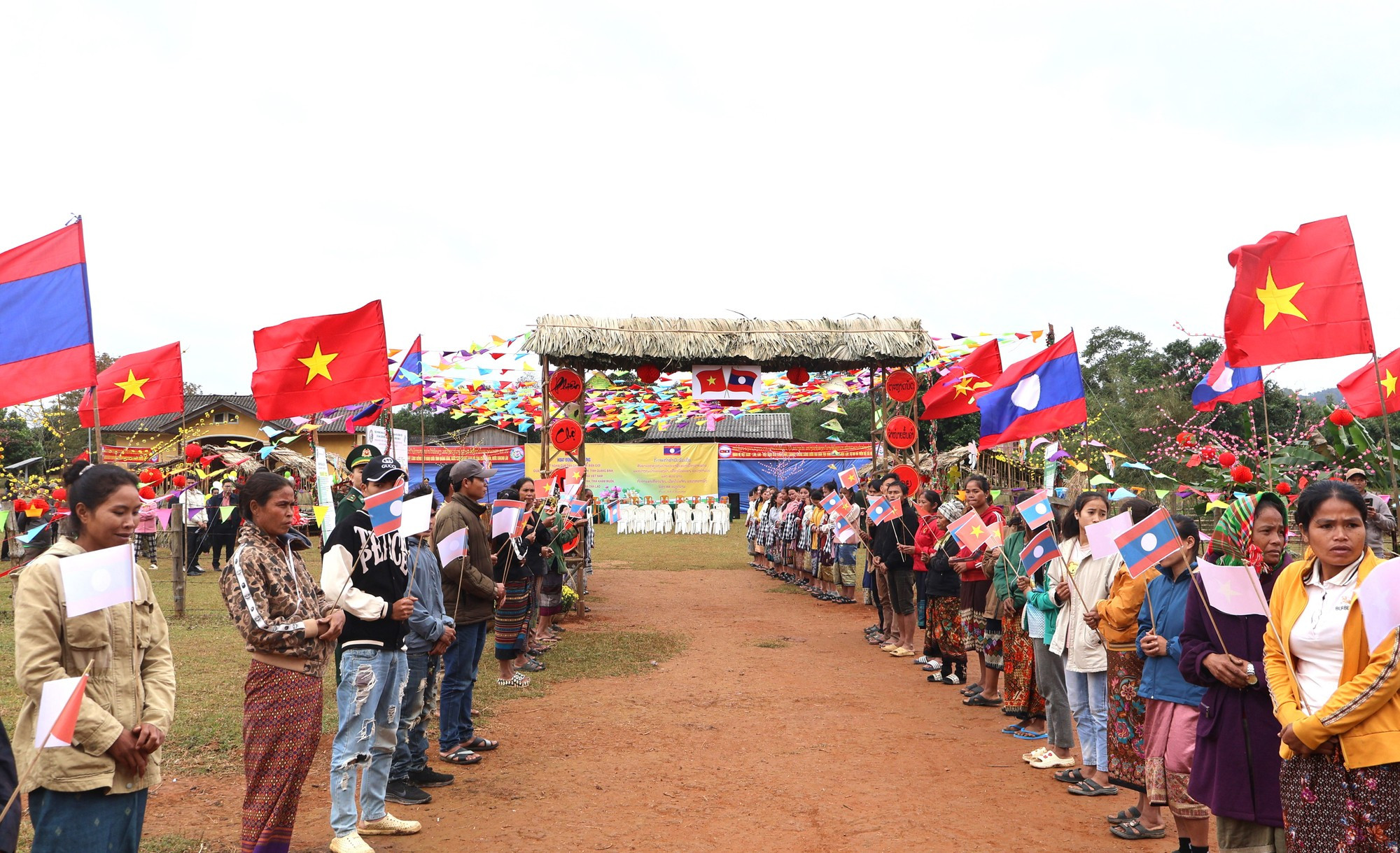 La ceremonia está engalanada con banderas de las dos naciones. La ceremonia está engalanada con banderas de las dos naciones.