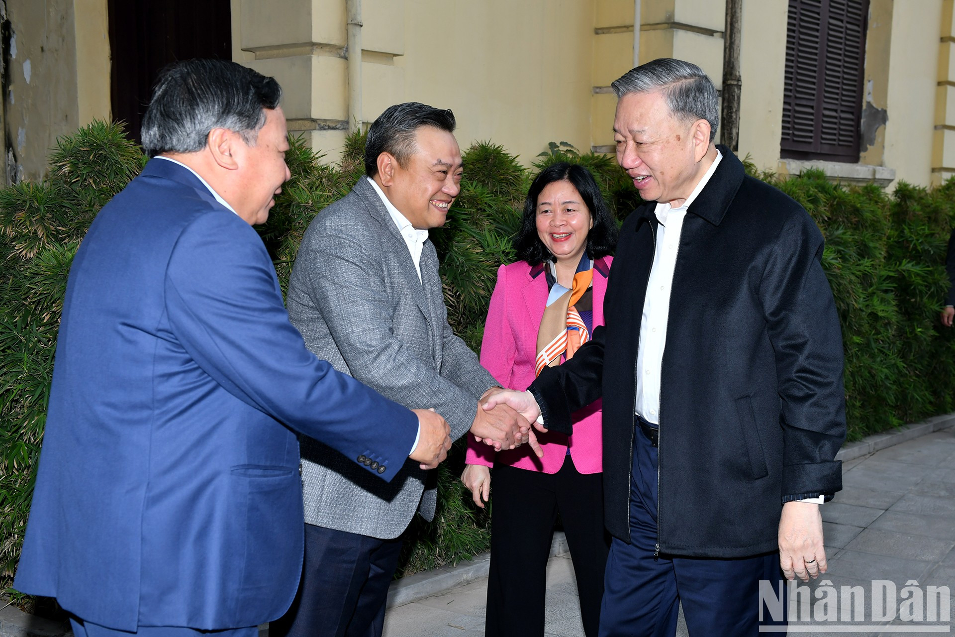 El secretario general del PCV, To Lam, y miembros del Buró Permanente del Comité del PCV en Hanói. El secretario general del PCV, To Lam, y miembros del Buró Permanente del Comité del PCV en Hanói.