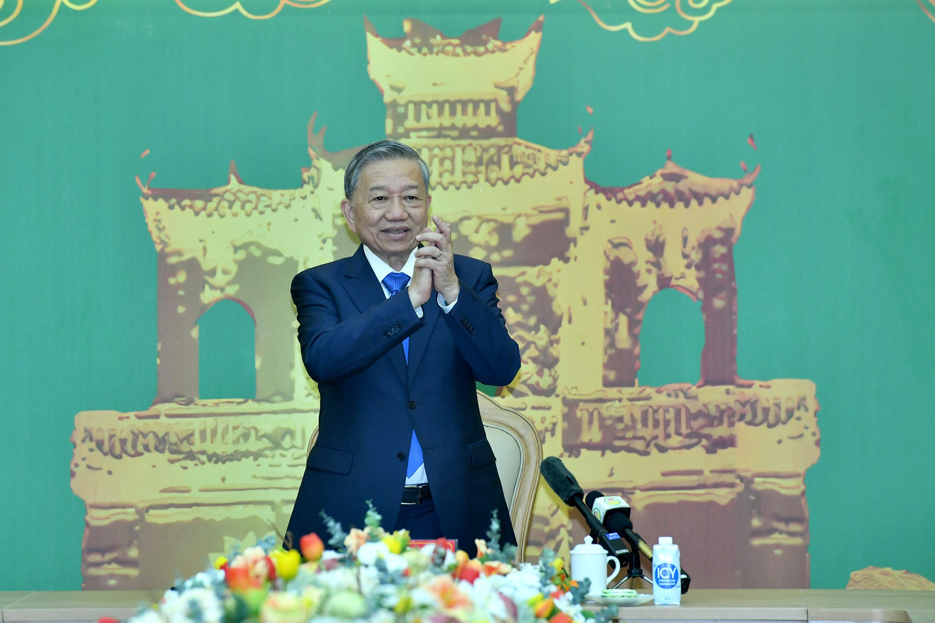 El secretario general del Partido Comunista de Vietnam, To Lam, extiende saludos del Año Nuevo al Comité del Partido, el gobierno y el pueblo de la provincia de Hung Yen.