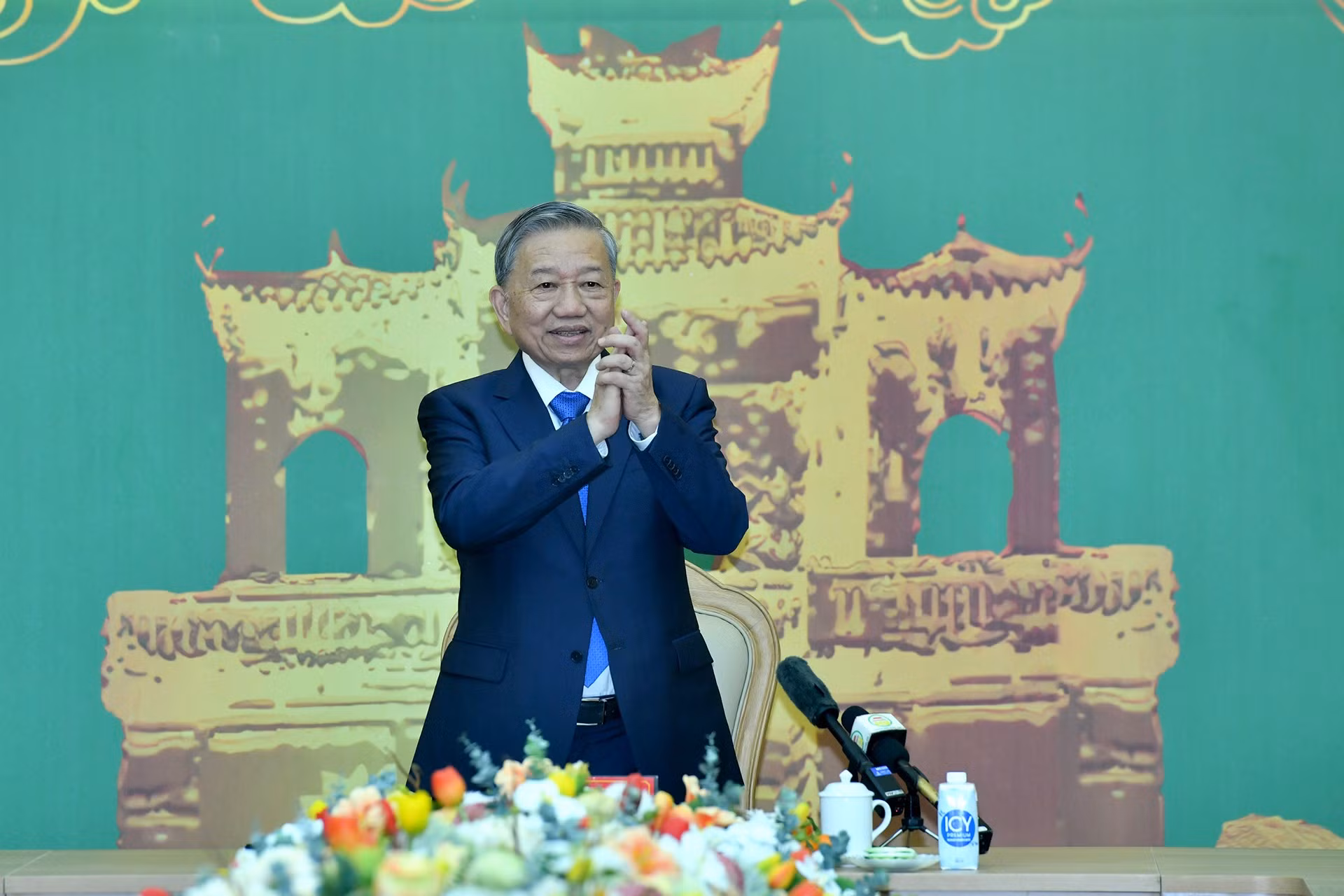 El secretario general del Partido Comunista de Vietnam, To Lam, extiende saludos del Año Nuevo al Comité del Partido, el gobierno y el pueblo de la provincia de Hung Yen.