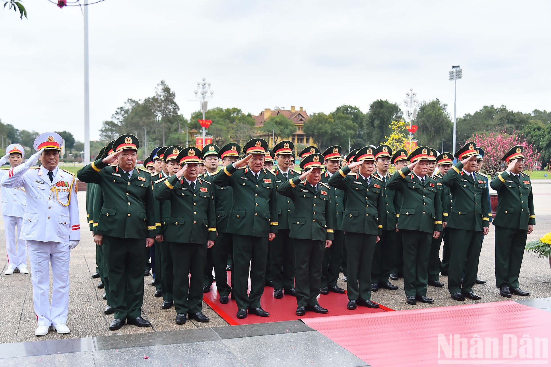 La delegación de la Comisión Militar Central y el Ministerio de Defensa rinden homenaje al presidente Ho Chi Minh.