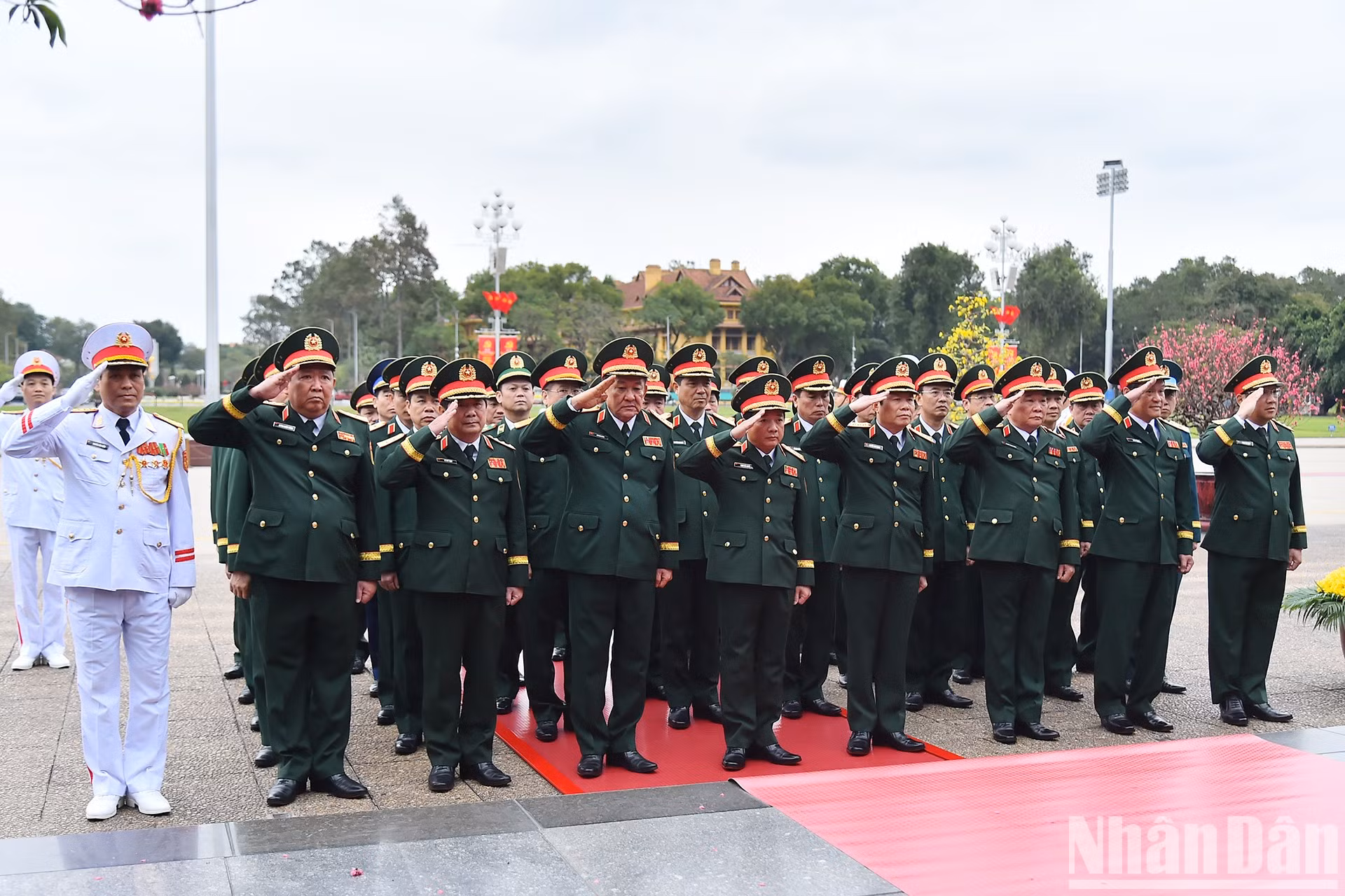 La delegación de la Comisión Militar Central y el Ministerio de Defensa rinden homenaje al presidente Ho Chi Minh.