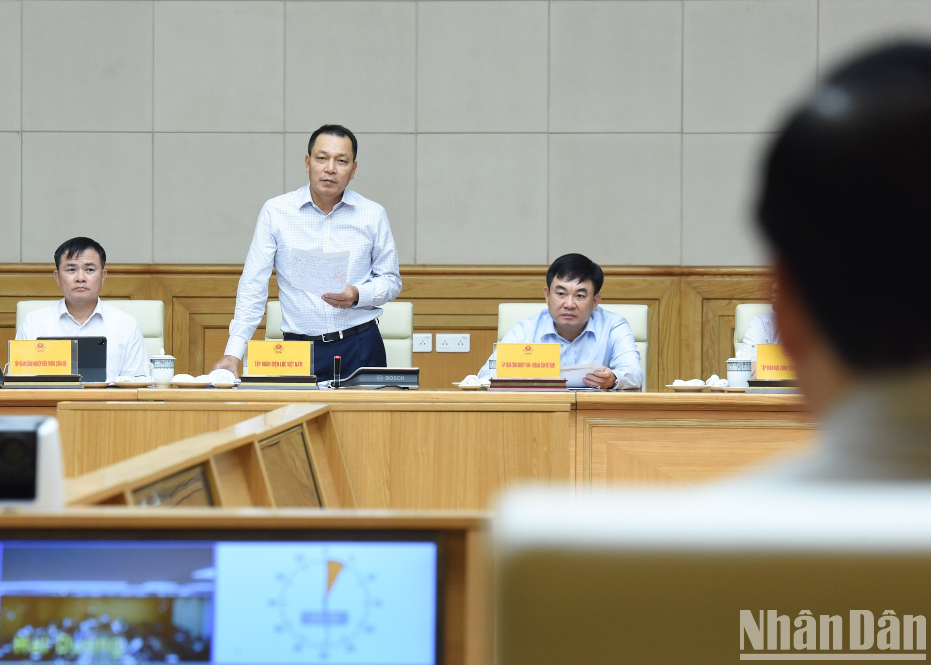 Según el presidente de la junta directiva del Grupo de electricidad de Vietnam, Dang Hoang An, el sistema básico de transmisión de energía ha sido completamente reparado. Según el presidente de la junta directiva del Grupo de electricidad de Vietnam, Dang Hoang An, el sistema básico de transmisión de energía ha sido completamente reparado.