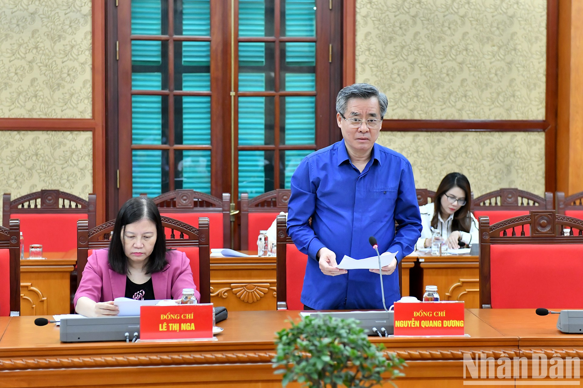 Nguyen Quang Duong, subjefe de la Comisión de Organización del Comité Central del PCV, presenta un informe. Nguyen Quang Duong, subjefe de la Comisión de Organización del Comité Central del PCV, presenta un informe.