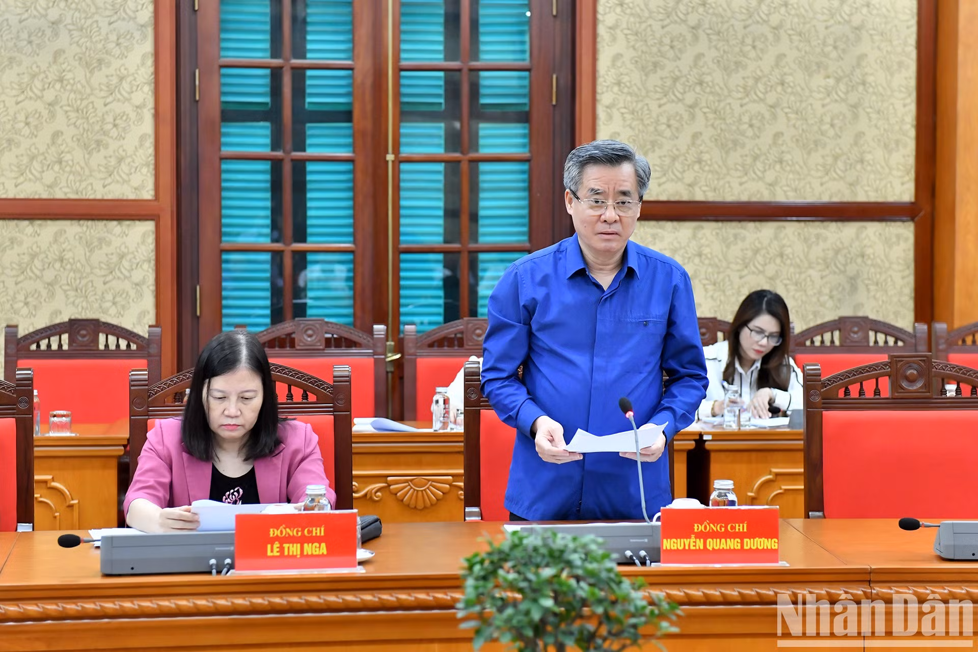 Nguyen Quang Duong, subjefe de la Comisión de Organización del Comité Central del PCV, presenta un informe.