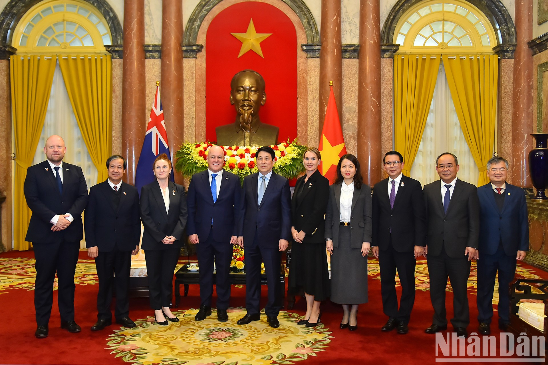 El presidente vietnamita, Luong Cuong, el premier de Nueva Zelanda, Christopher Luxon, y los funcionarios de ambos países en la cita.