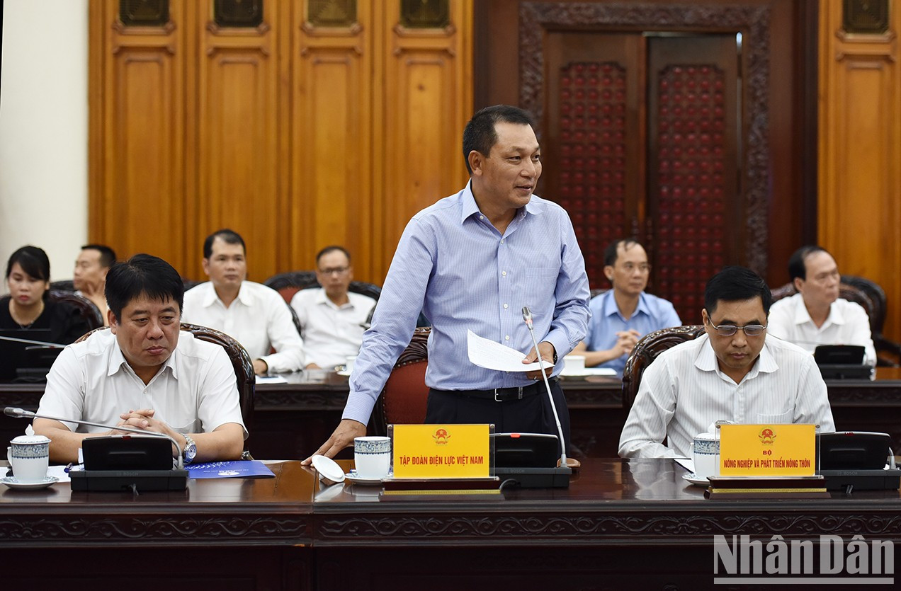 El presidente de la junta directiva de la Corporación de Electricidad de Vietnam, Dang Hoang An, informa sobre el de construcción del proyecto.