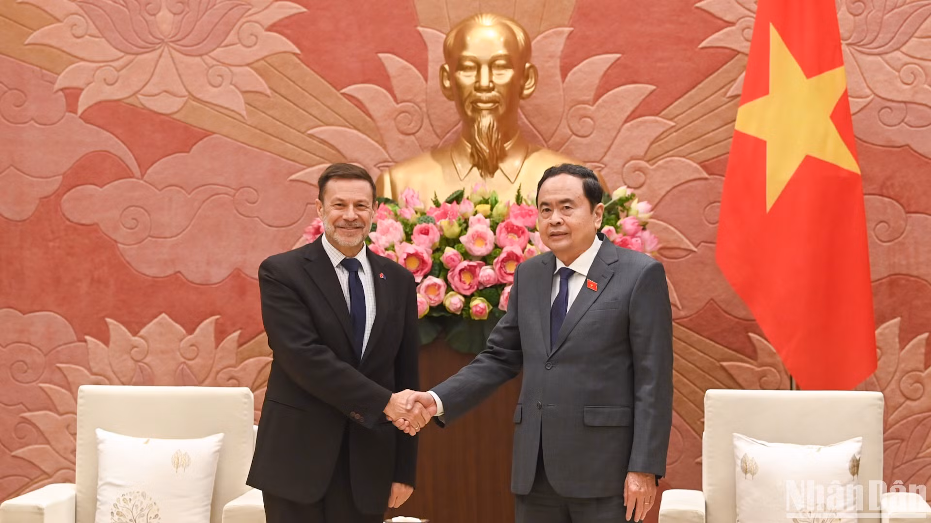 [Foto] Presidente de Parlamento vietnamita recibe a saliente embajador australiano