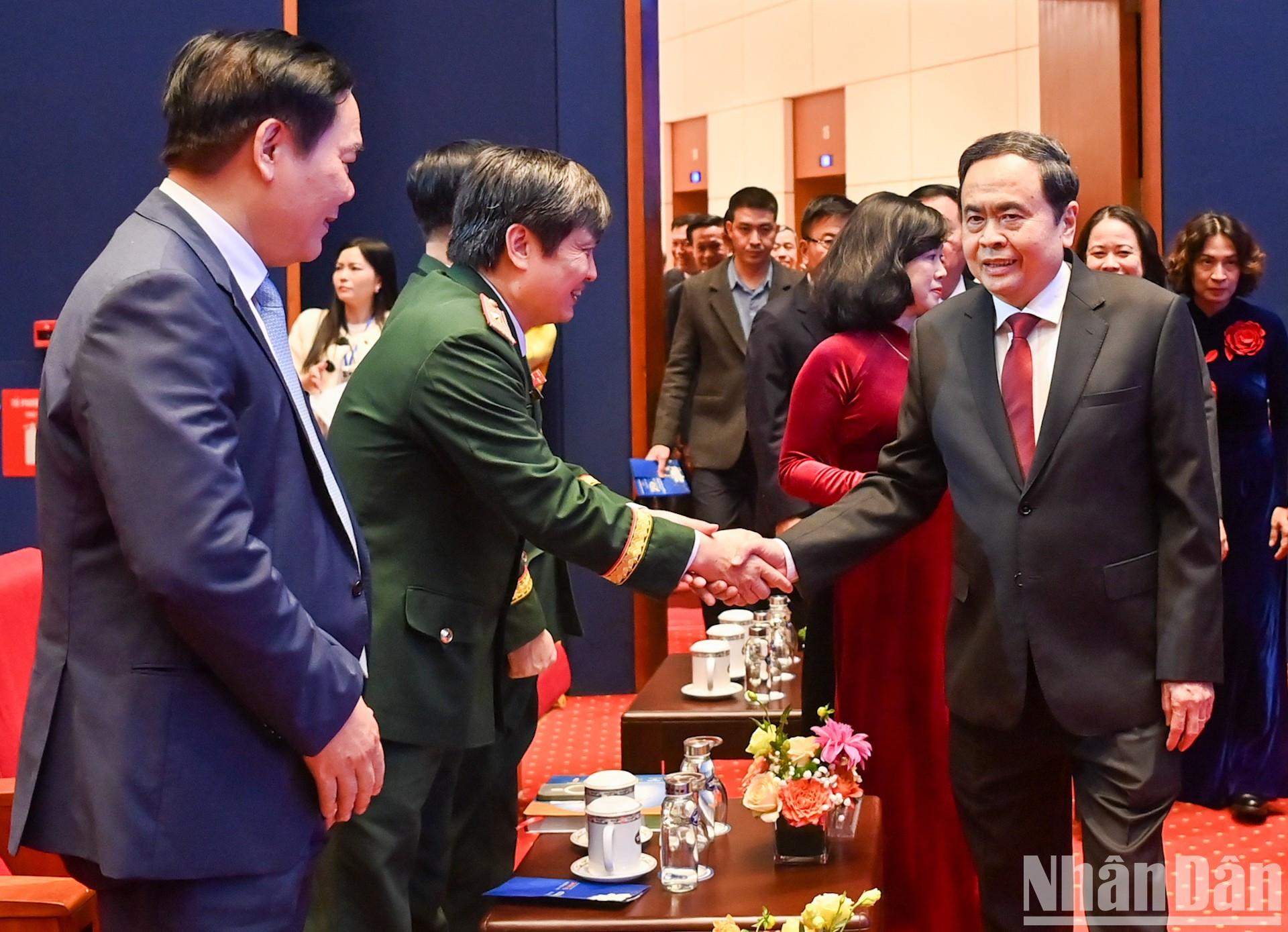 El presidente de la Asamblea Nacional vietnamita, Tran Thanh Man, y delegados en la cita.