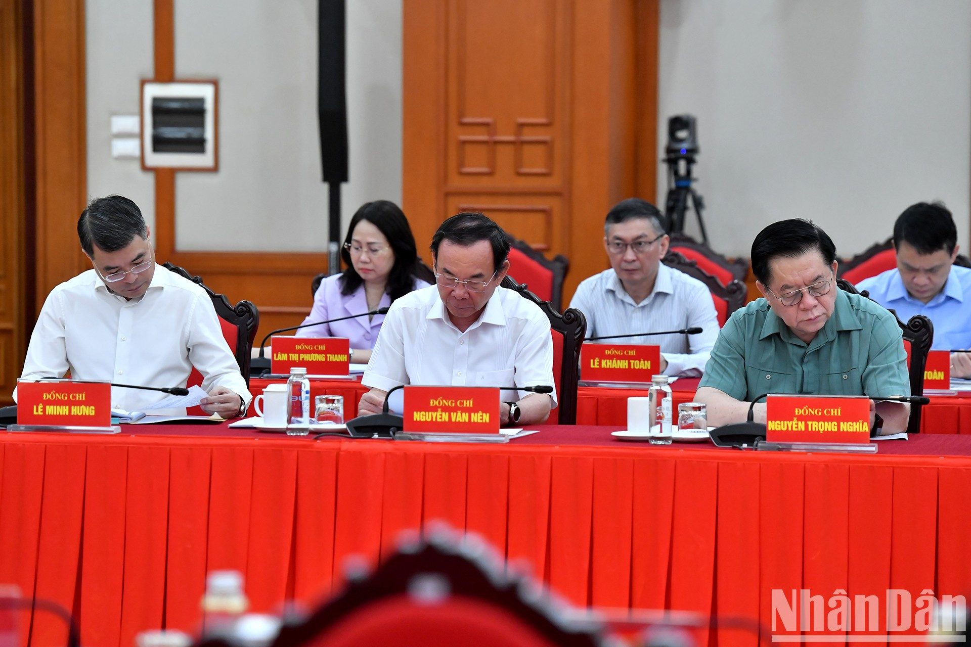 Dirigentes del Partido y del Estado y delegados.