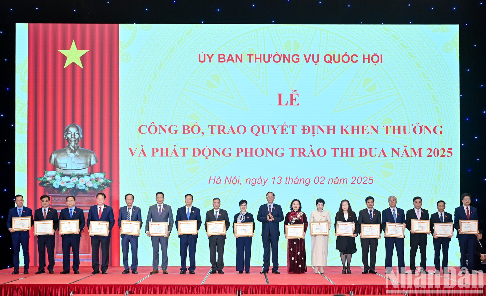 El vicepresidente de la Asamblea Nacional vietnamita, Tran Quang Phuong, entrega certificados de mérito a individuos. El vicepresidente de la Asamblea Nacional vietnamita, Tran Quang Phuong, entrega certificados de mérito a individuos.