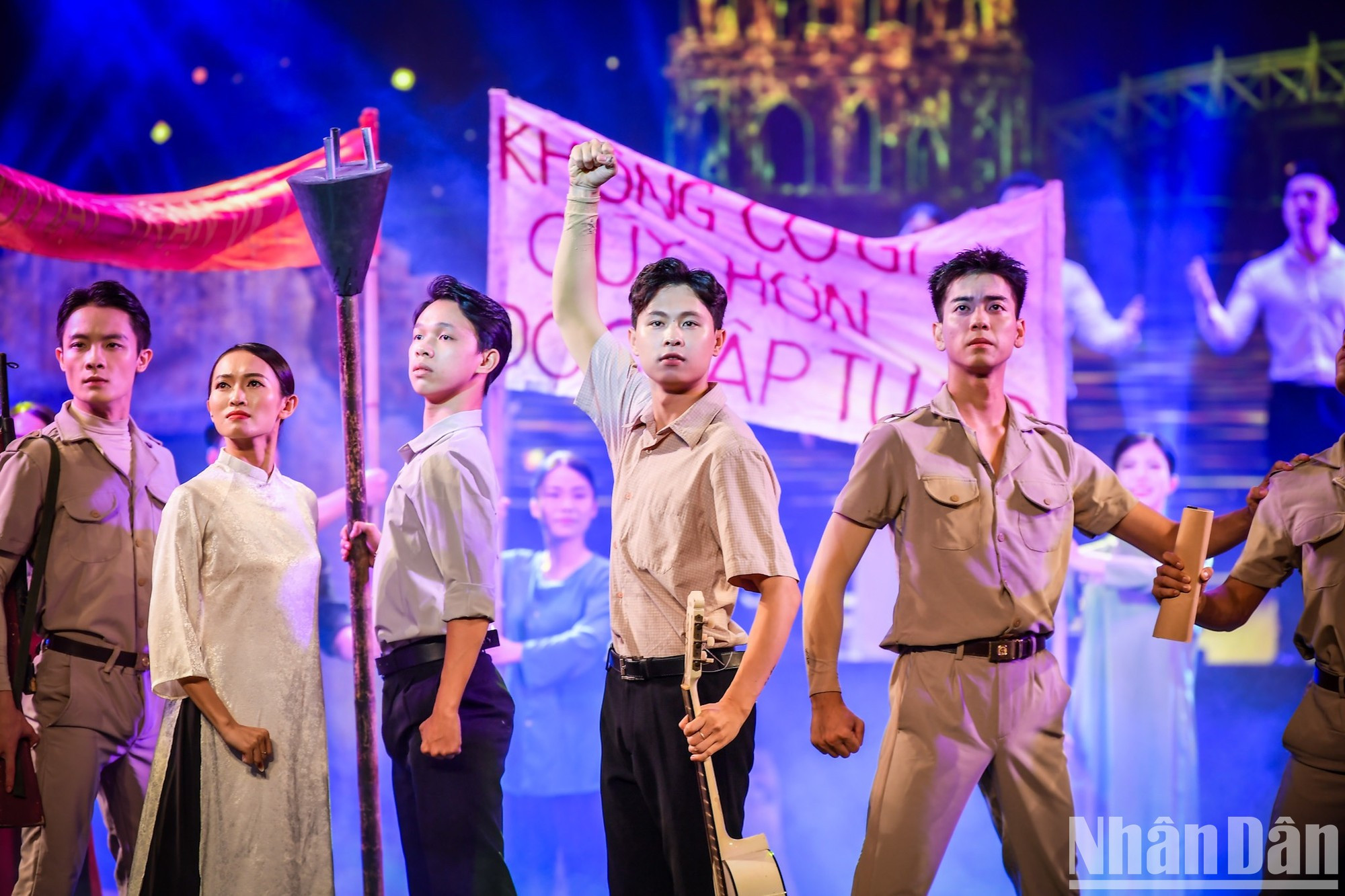 A lo largo del programa, los asistentes reviven la atmósfera vibrante de la resistencia de la nación en el pasado.