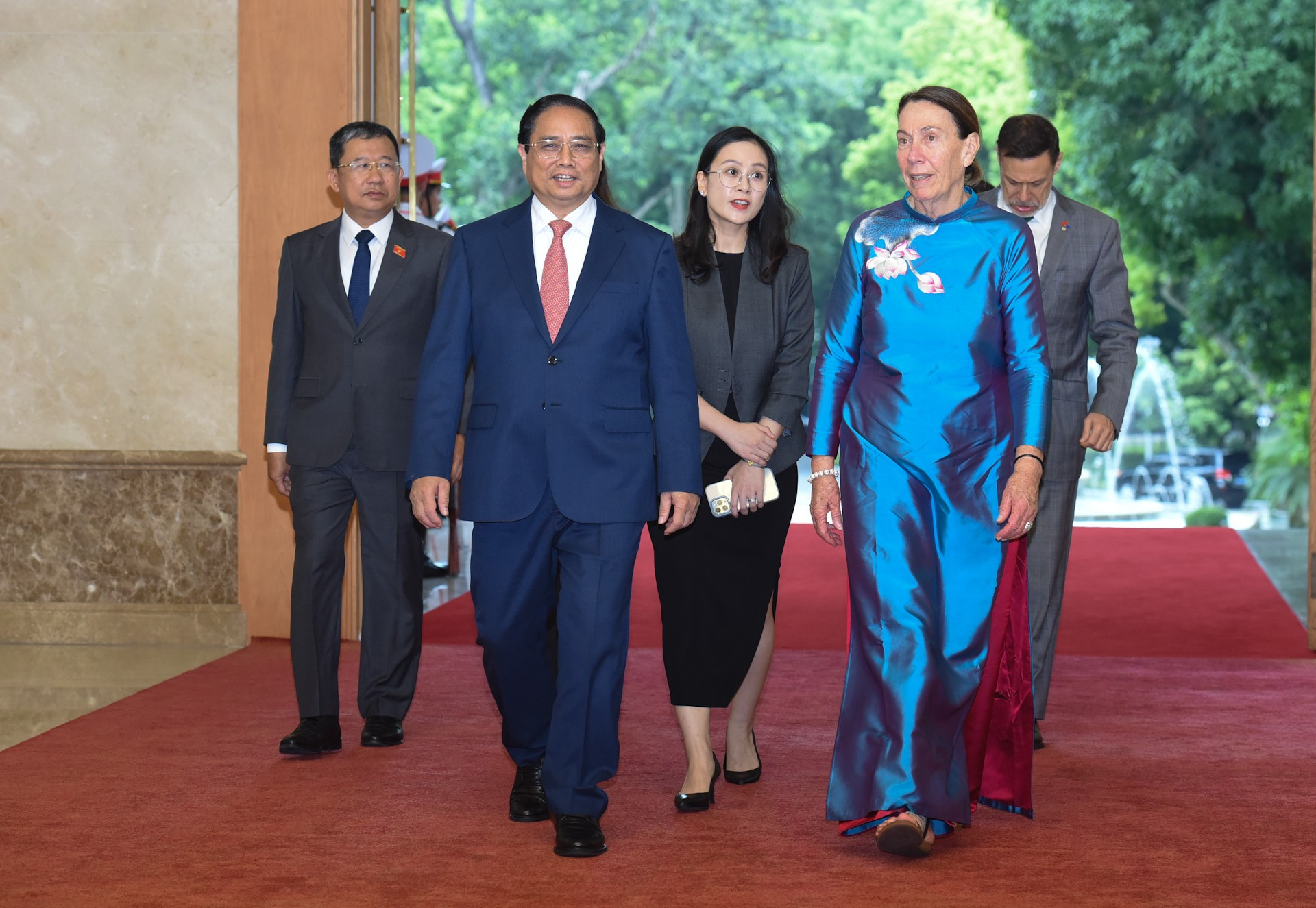 El jefe de Gobierno vietnamita y la presidenta del Senado australiano, Sue Lines.