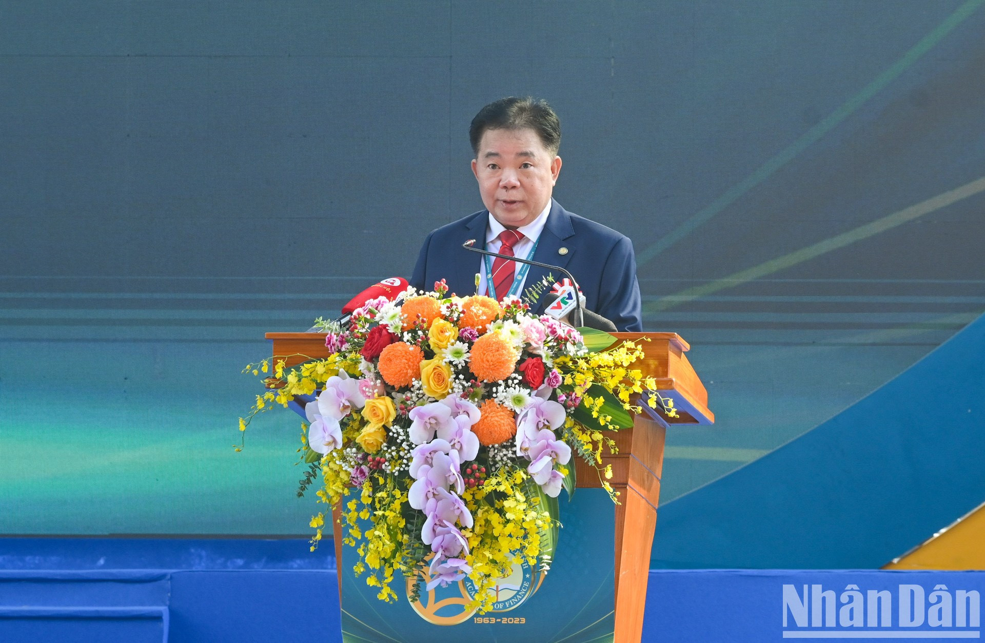 El director de la Academia de Finanzas, Nguyen Trong Co, habla en la cita. El director de la Academia de Finanzas, Nguyen Trong Co, habla en la cita.