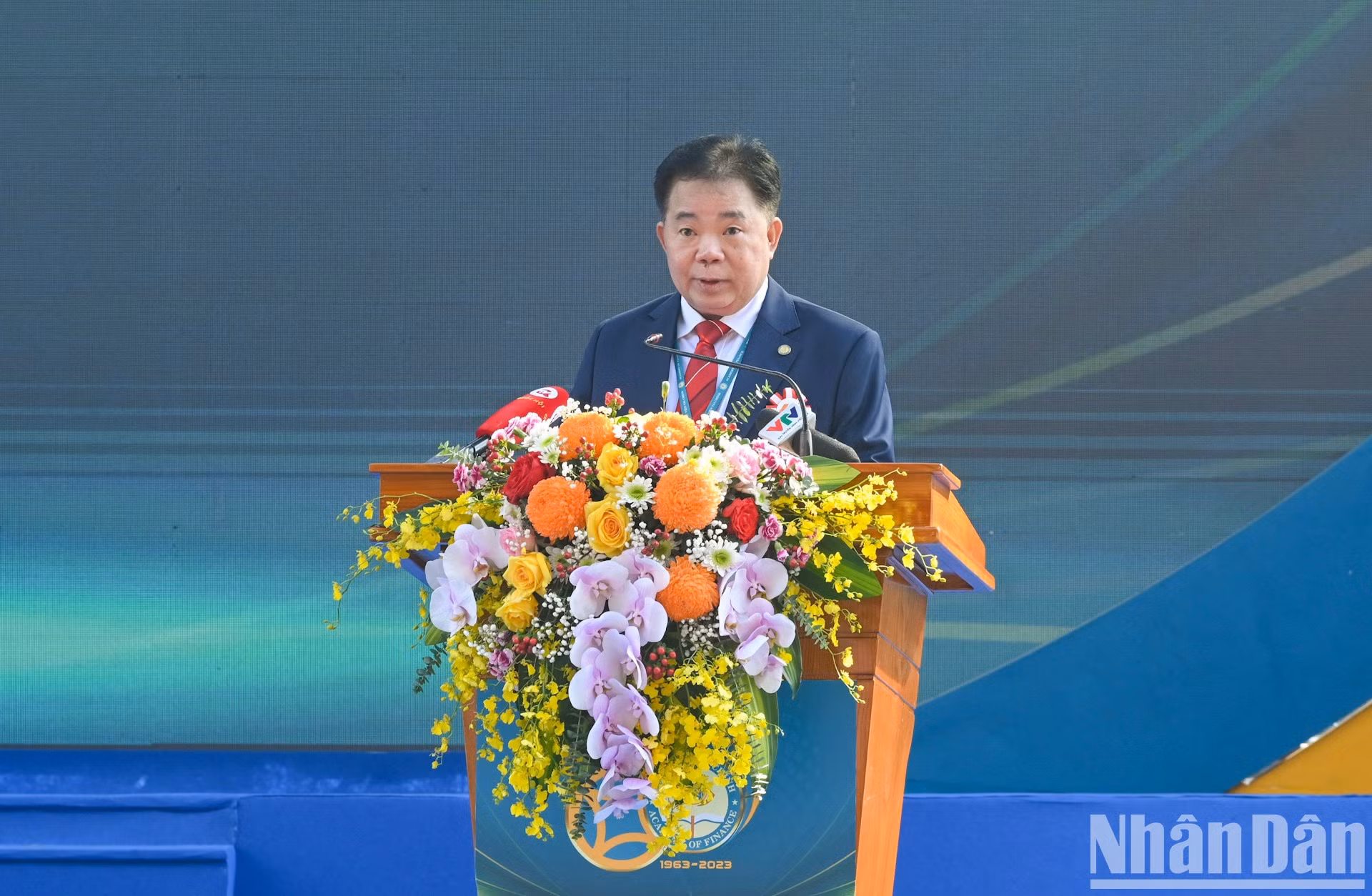 El director de la Academia de Finanzas, Nguyen Trong Co, habla en la cita.