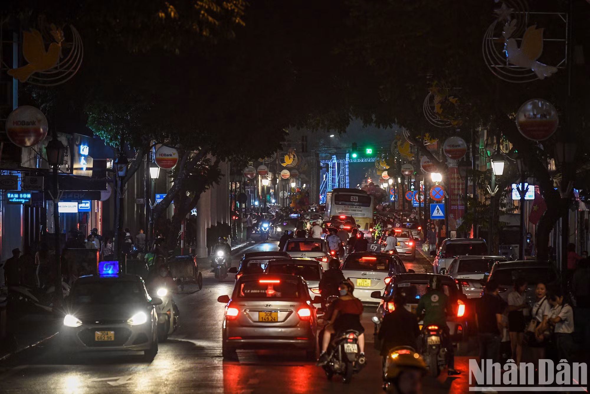 Muchos hanoyenses apagan los equipos eléctricos innecesarios para responder a este significativo evento.