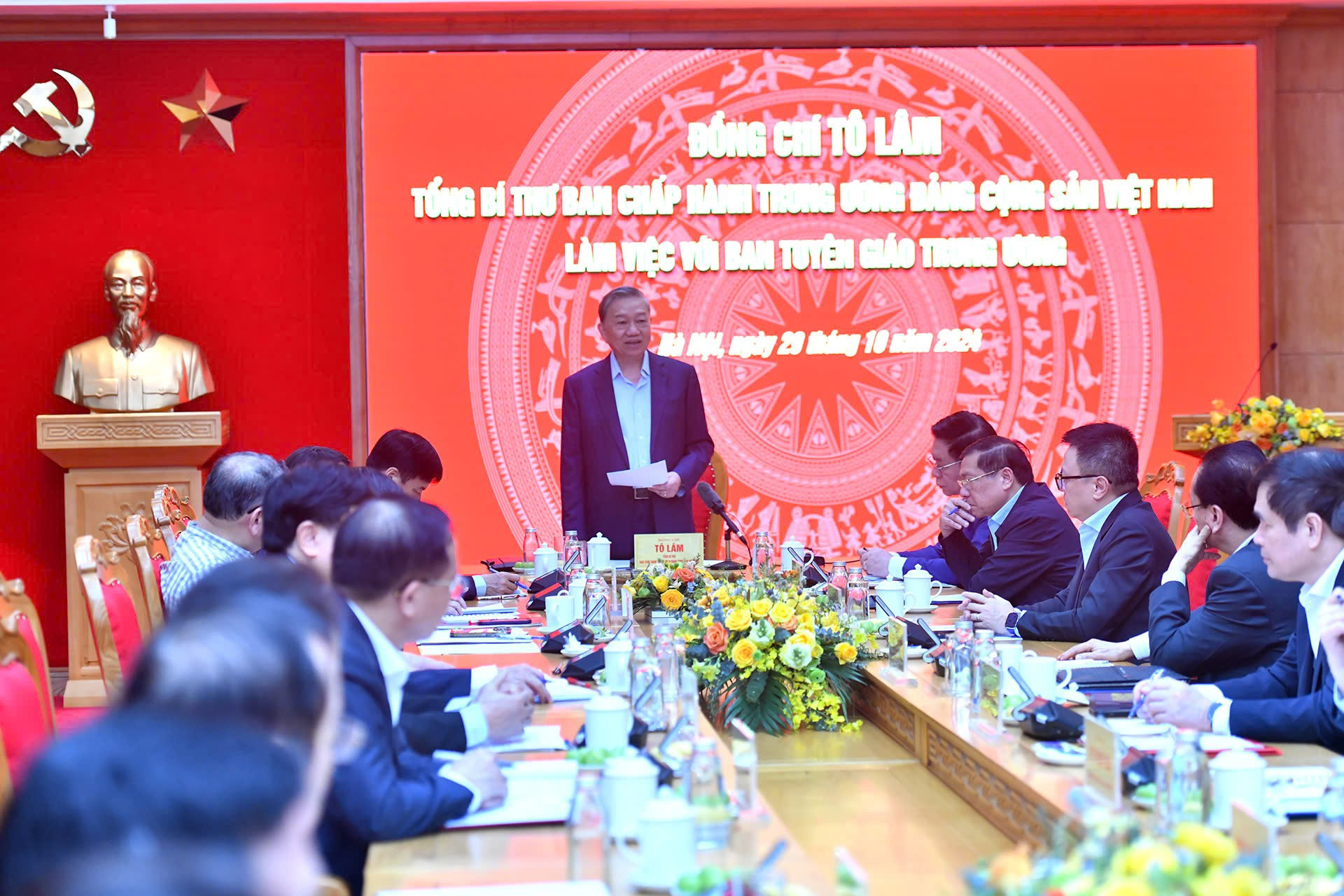 El secretario general del PCV, To Lam, habla en la reunión. El secretario general del PCV, To Lam, habla en la reunión.