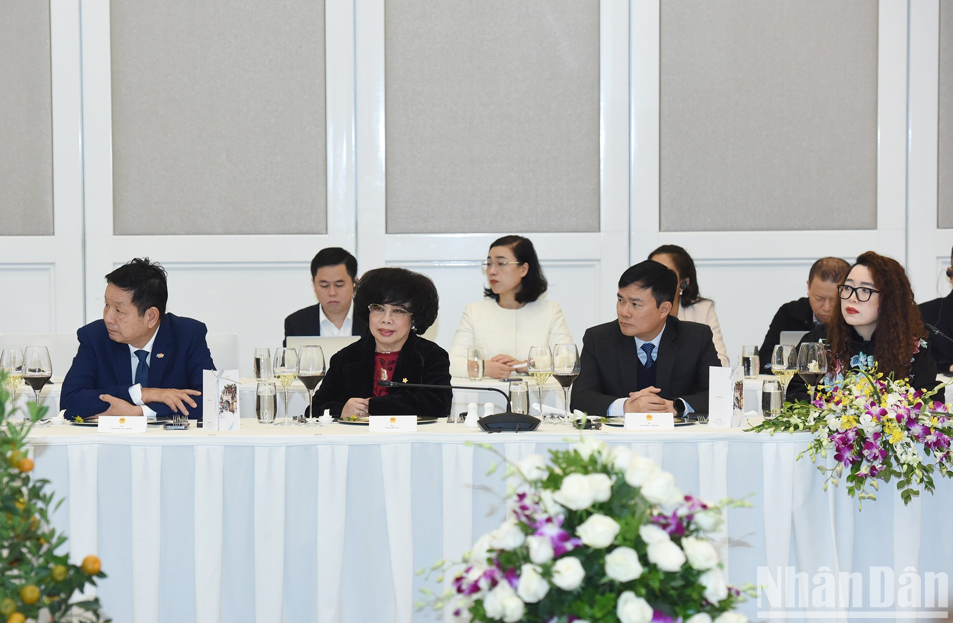 Los representantes de las empresas vietnamitas. Los representantes de las empresas vietnamitas.