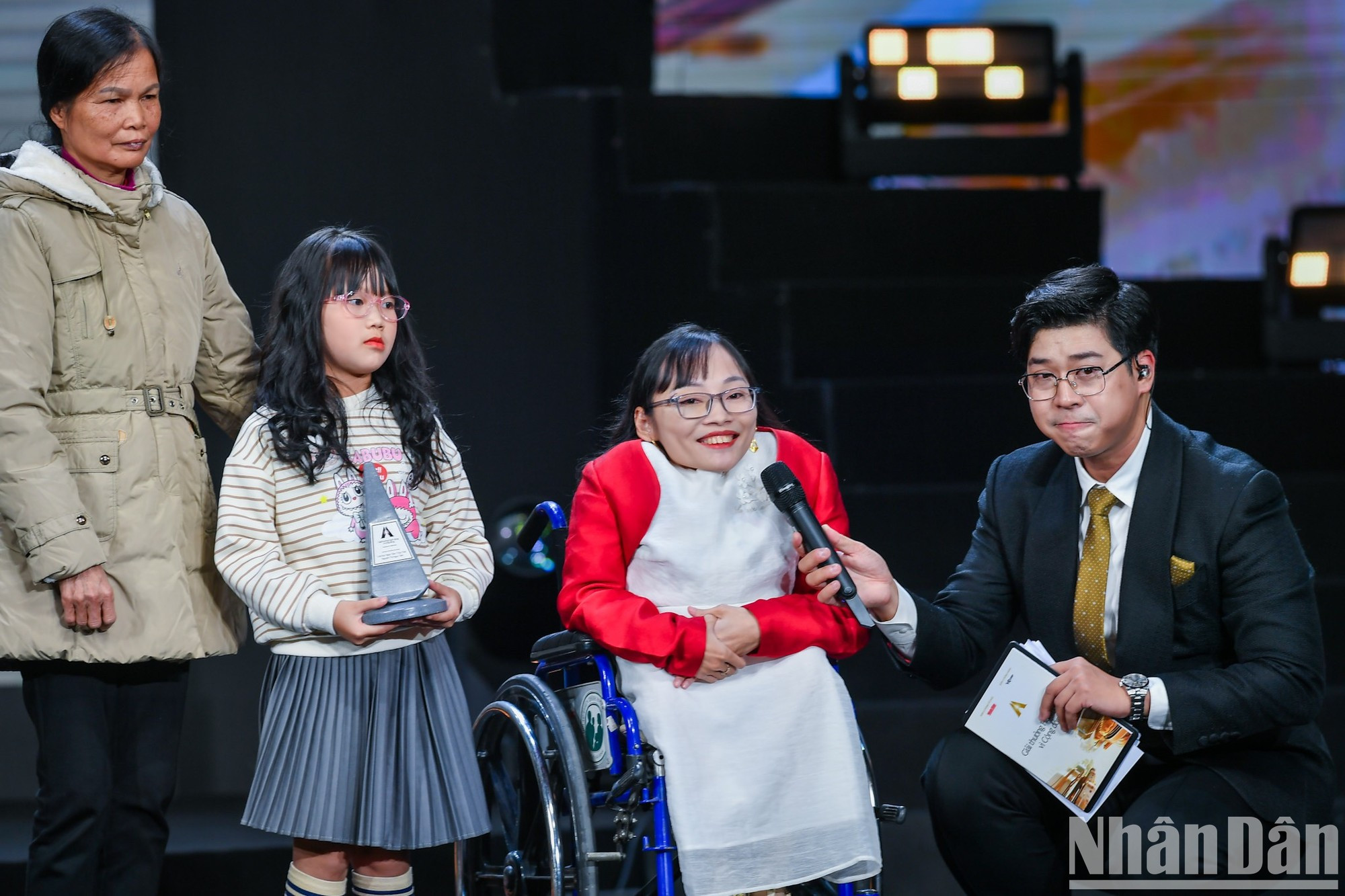 Nguyen Thi Ngoc Tam comparte sobre la trayectoria de 20 años de la clase Ngoc Tam Thuy Tinh. Nguyen Thi Ngoc Tam comparte sobre la trayectoria de 20 años de la clase Ngoc Tam Thuy Tinh.