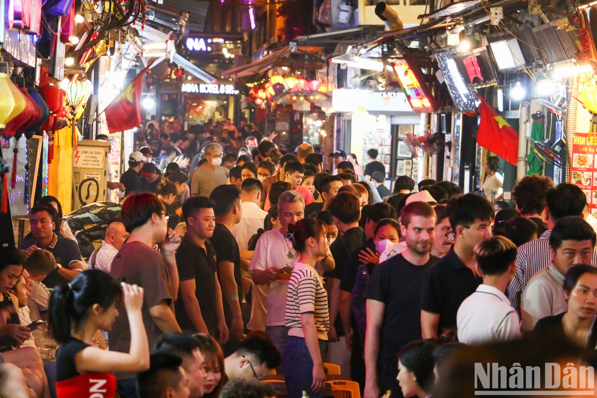 La calle Ta Hien atestada de turistas. La calle Ta Hien atestada de turistas.