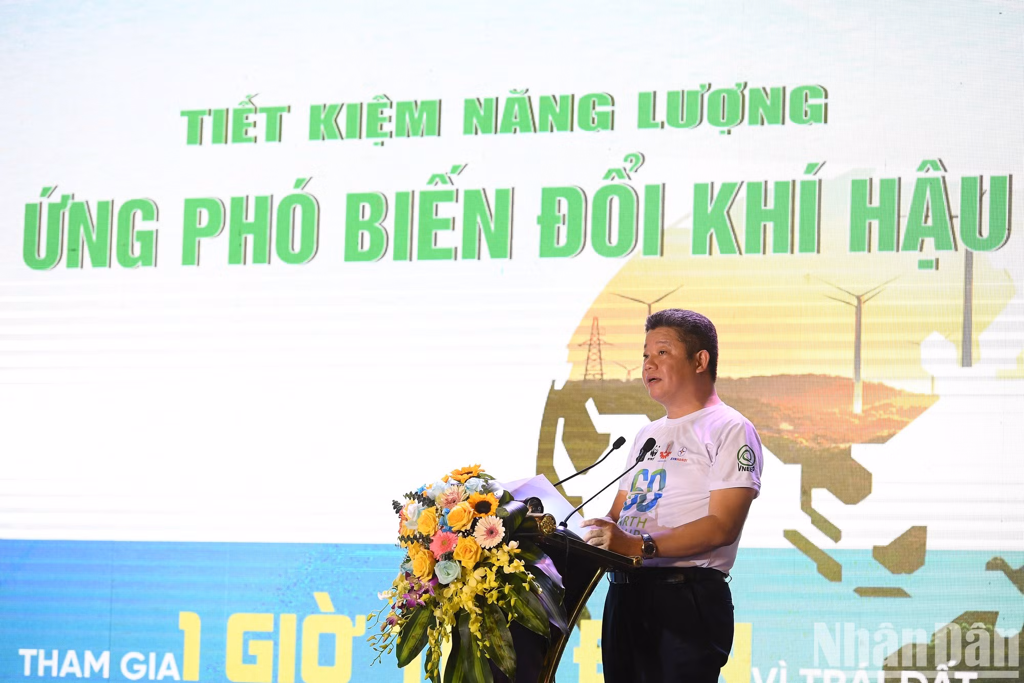 Nguyen Manh Quyen, vicepresidente del Comité Popular de Hanói, llama a todas las personas, comunidades, entidades y empresas a responder a la campaña con acciones específicas como apagar los equipos eléctricos innecesarios, movilizar a los ciudadanos a ser conscientes, a cambiar sus hábitos a favor del medio ambiente y adoptar modelos avanzados de protección del entorno.